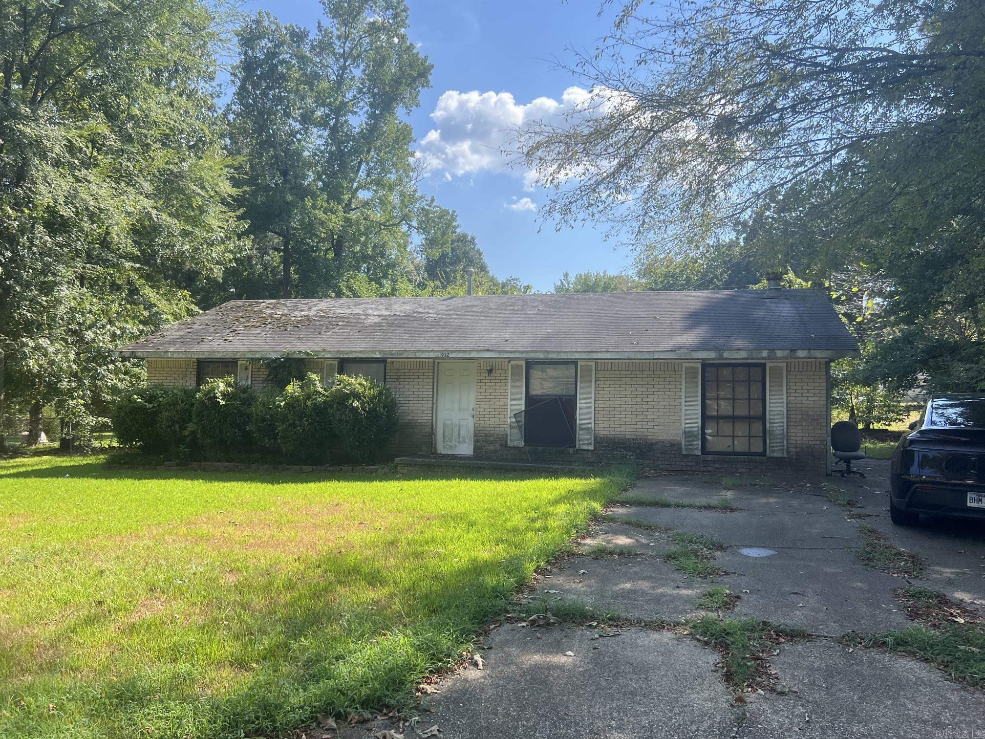 912 Edgehill Dr Property Photo 2