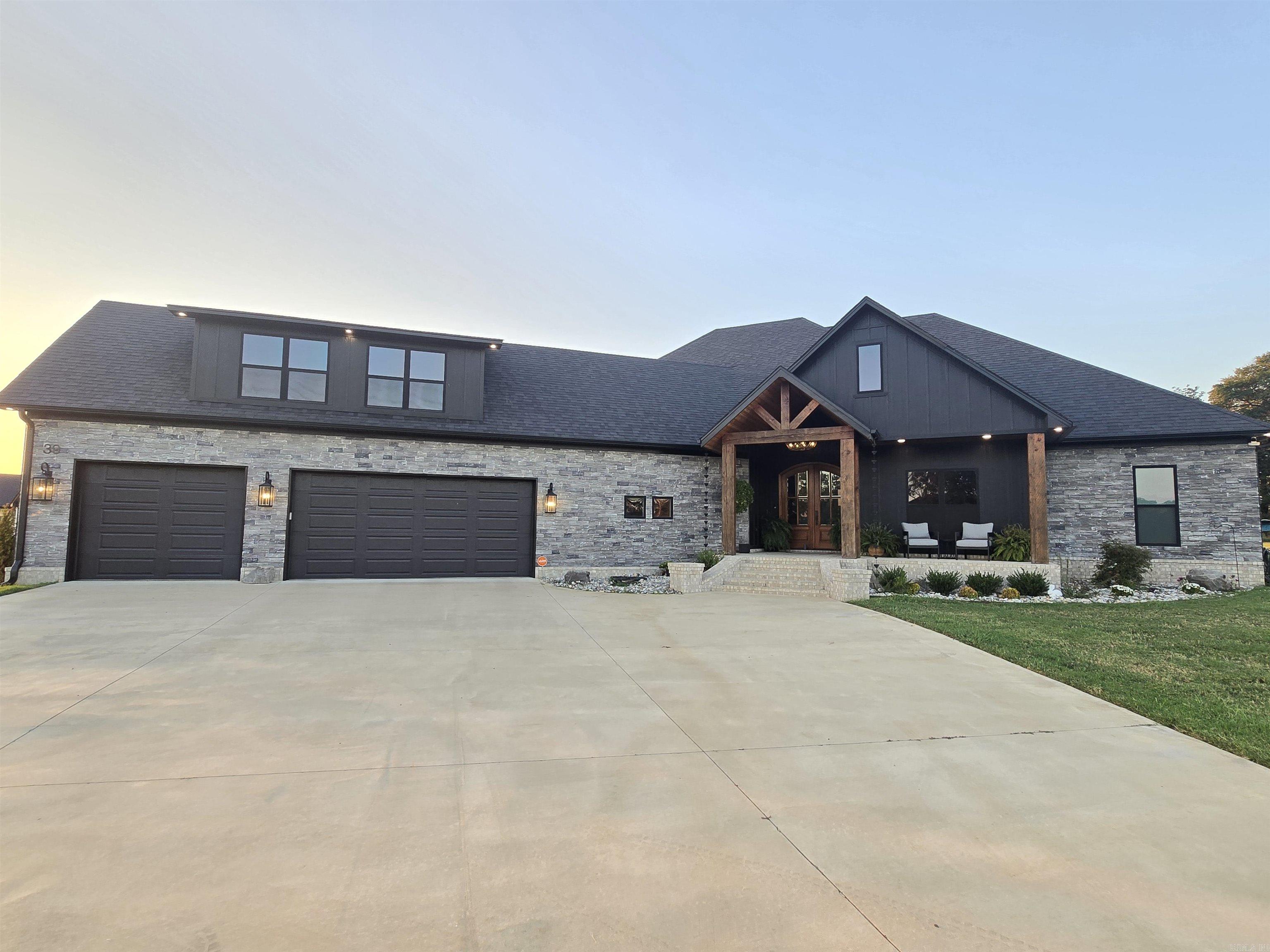 39 Republican Loop Property Photo 1