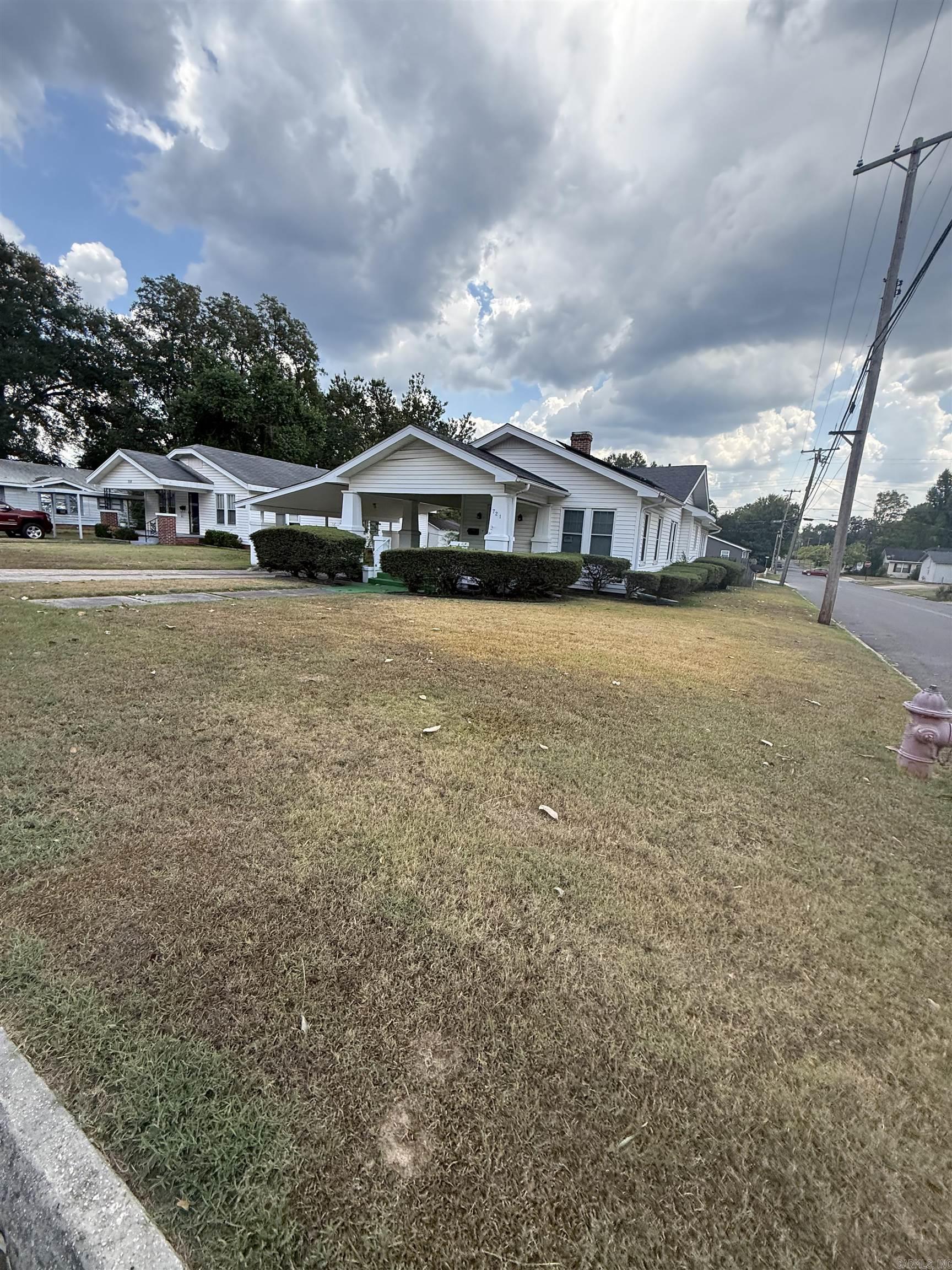 721 W Elm Property Photo 4