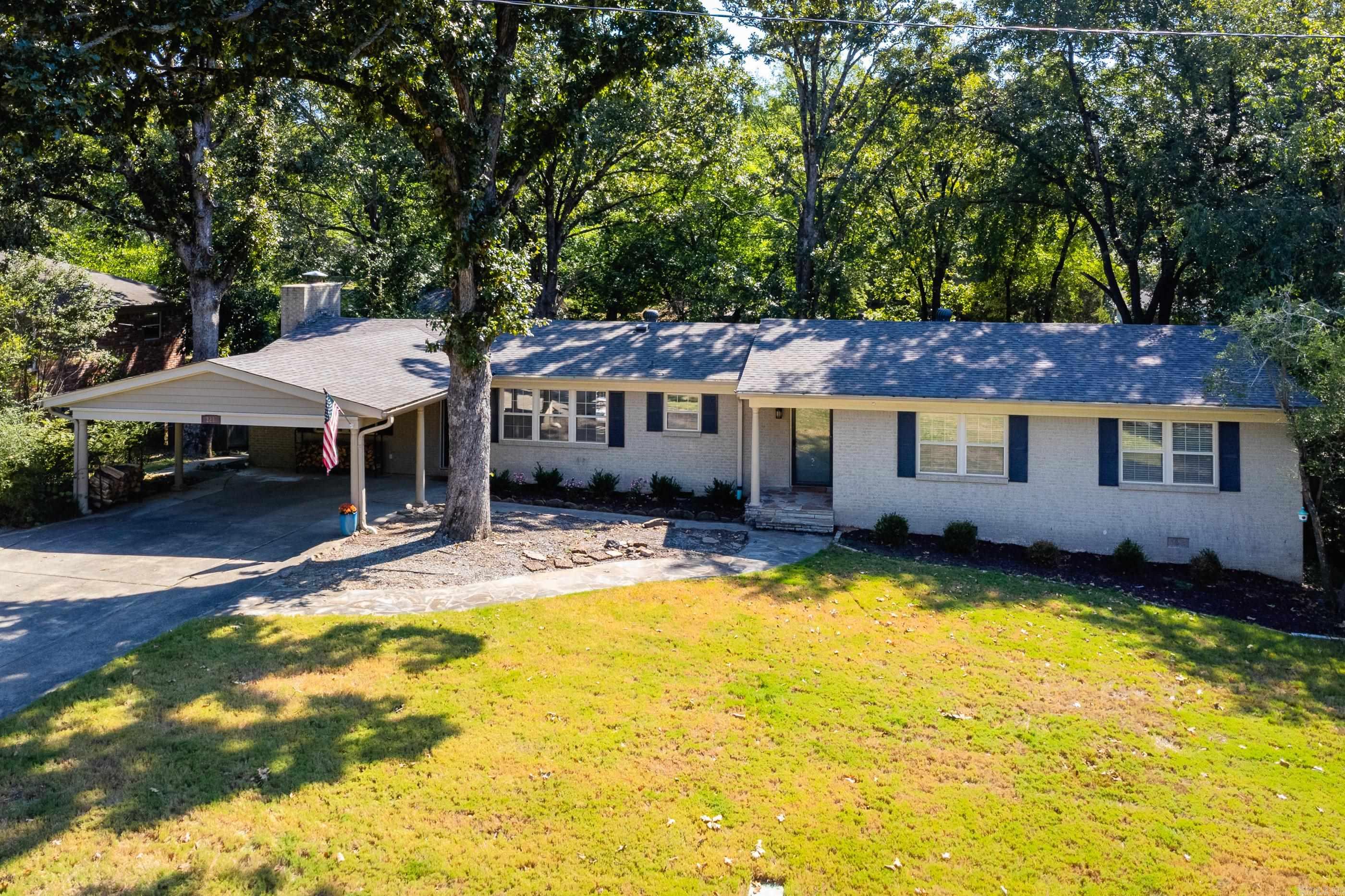 223 Beckwood Drive Property Photo 3