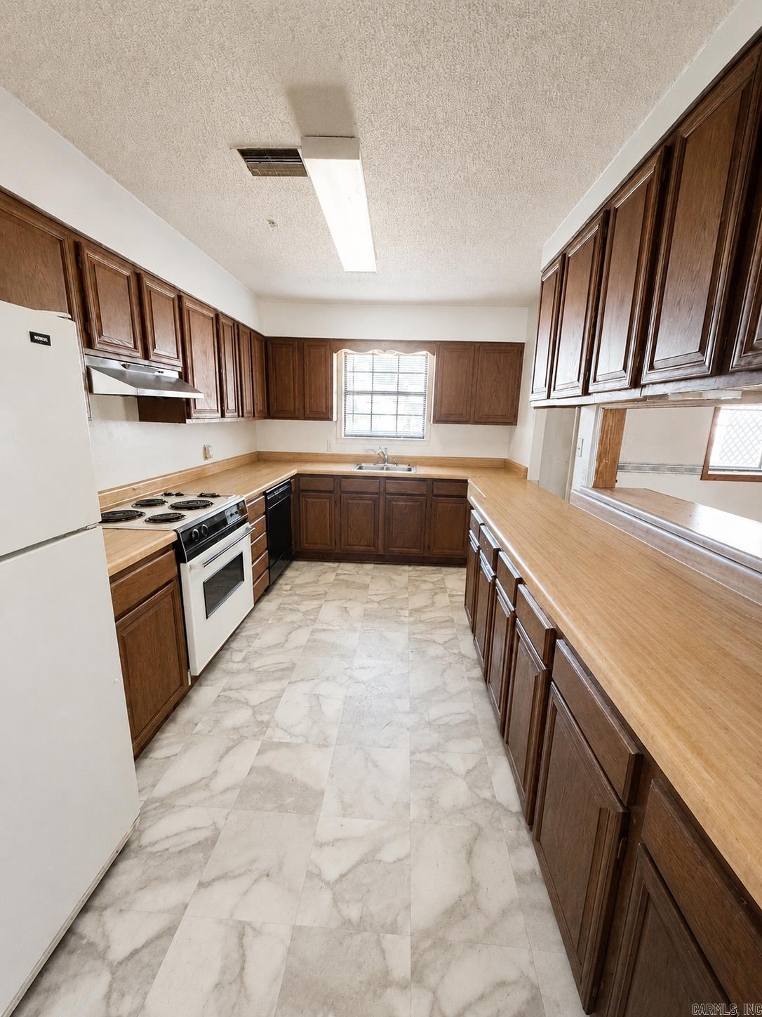 202 Huntington Place Property Photo 5