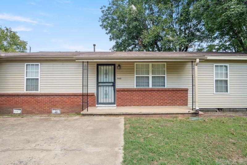 1102 N Lincoln Street Property Photo 2