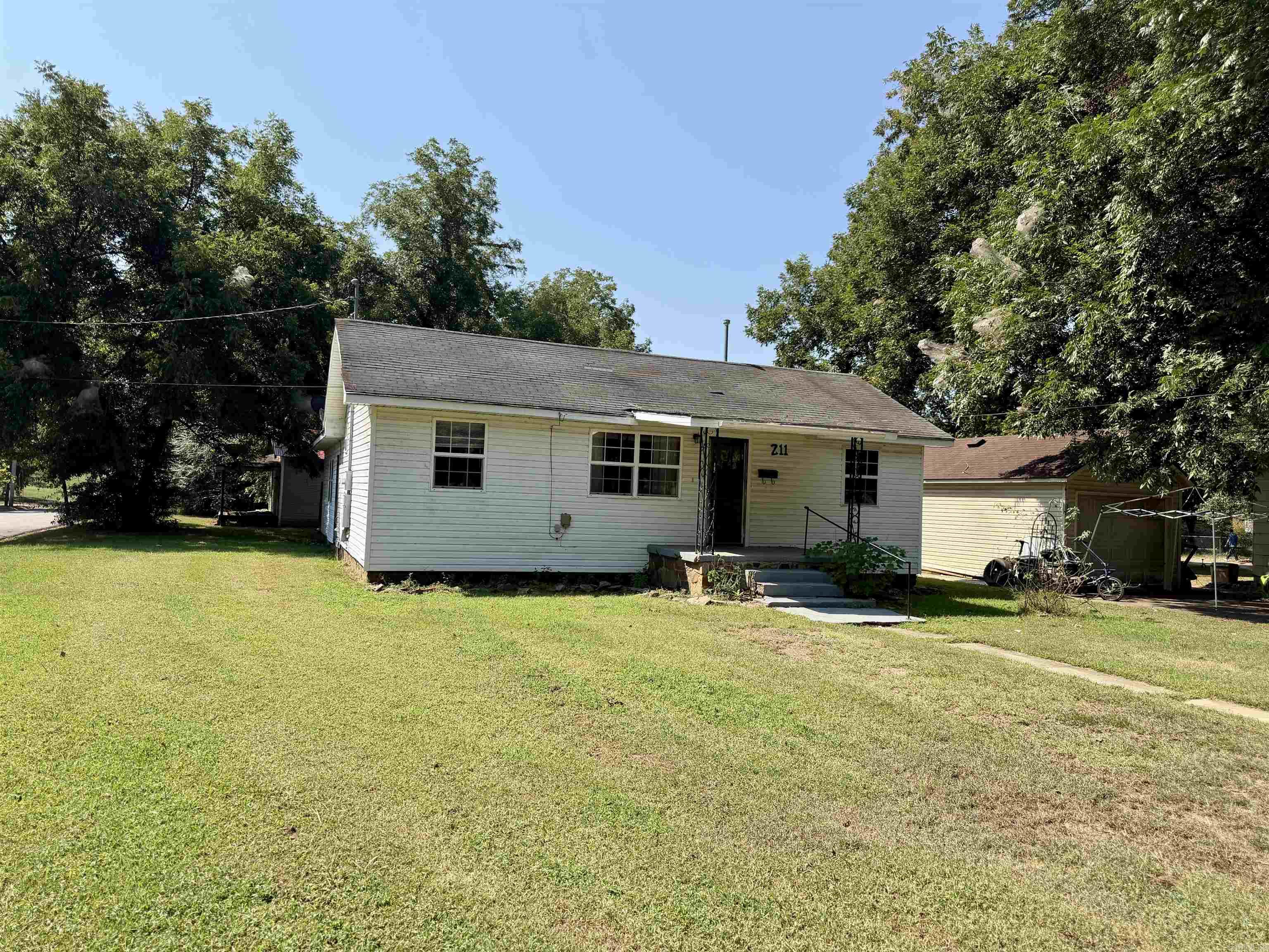 211 W Mckennon St Property Photo 1