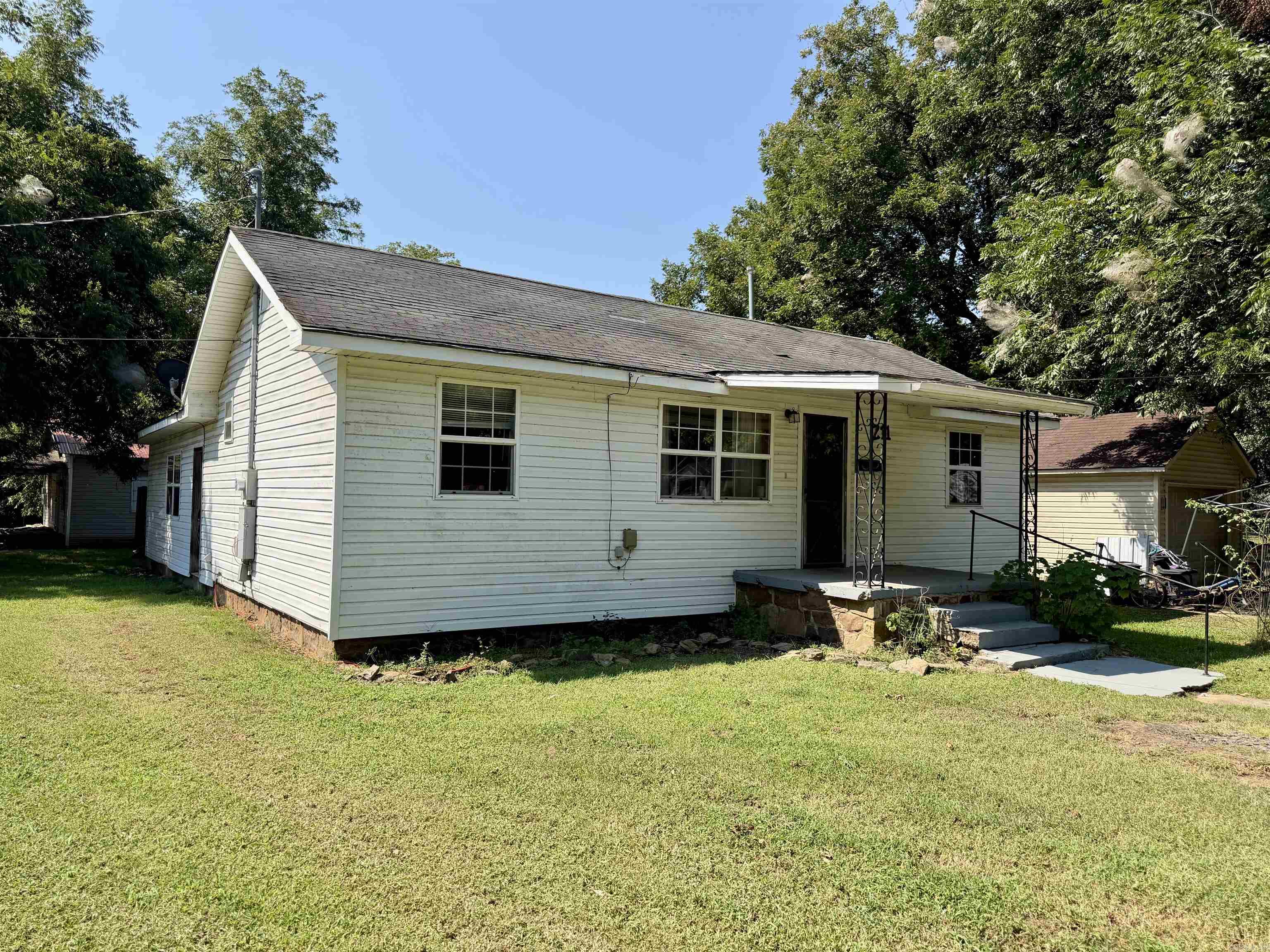211 W Mckennon St Property Photo 2