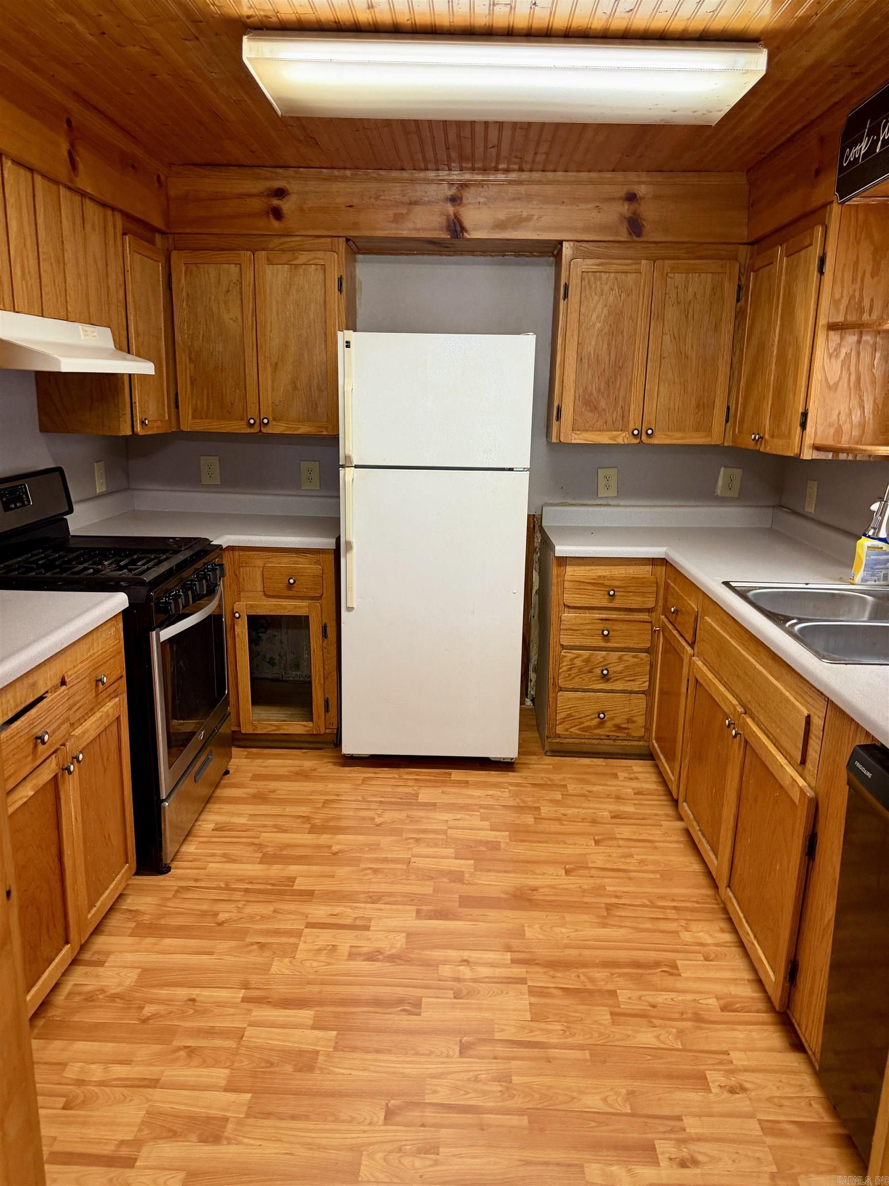 211 W Mckennon St Property Photo 6