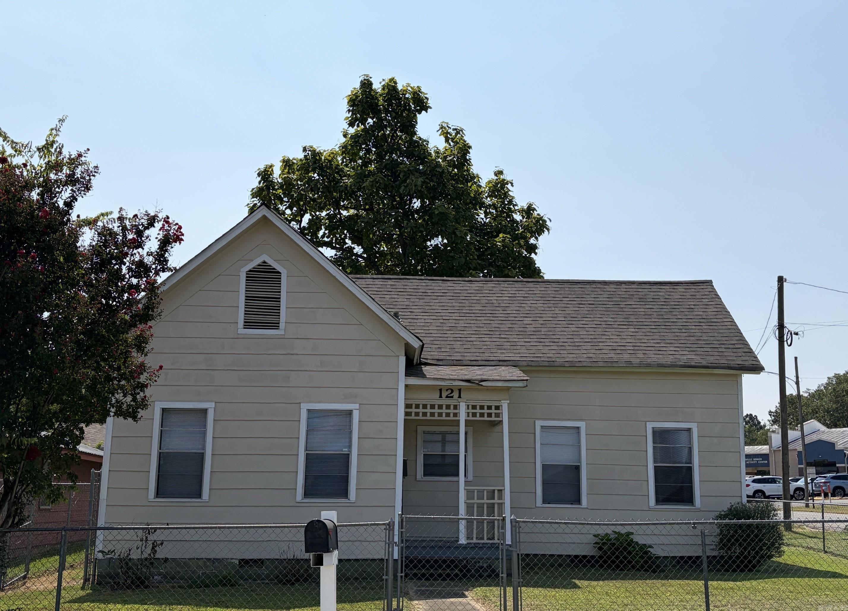 121 S Oak St Property Photo 1