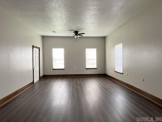 121 S Oak St Property Photo 4