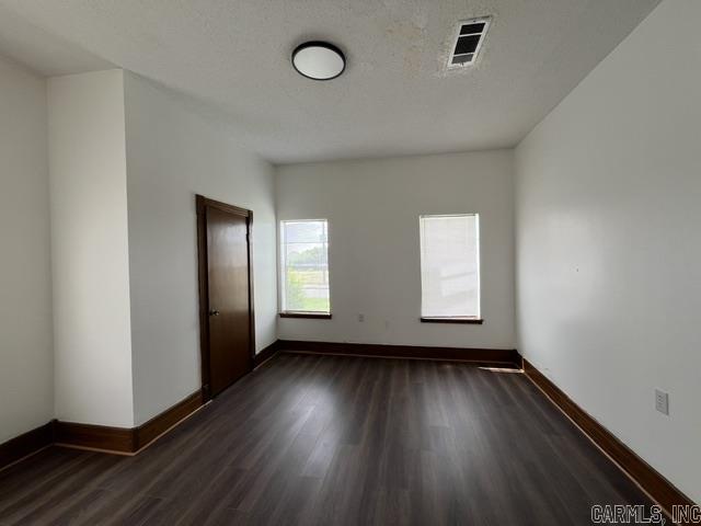 121 S Oak St Property Photo 5