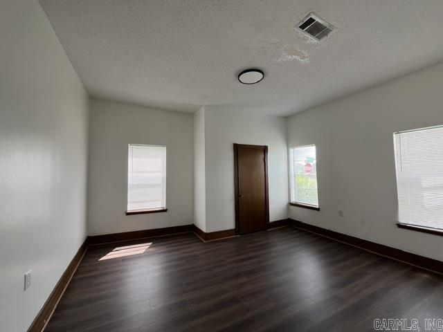 121 S Oak St Property Photo 6