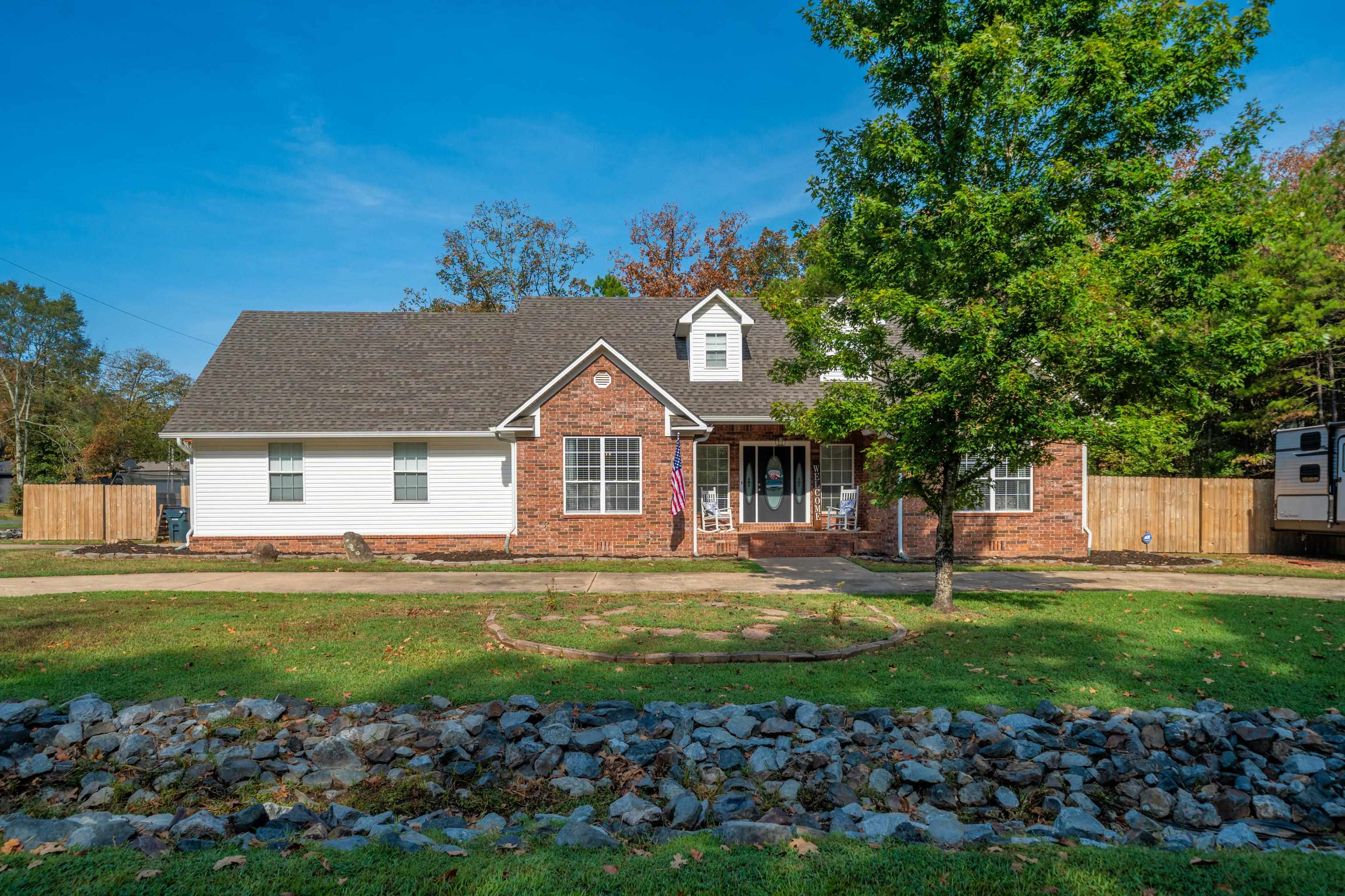 100 Stonebriar Drive Property Photo 1