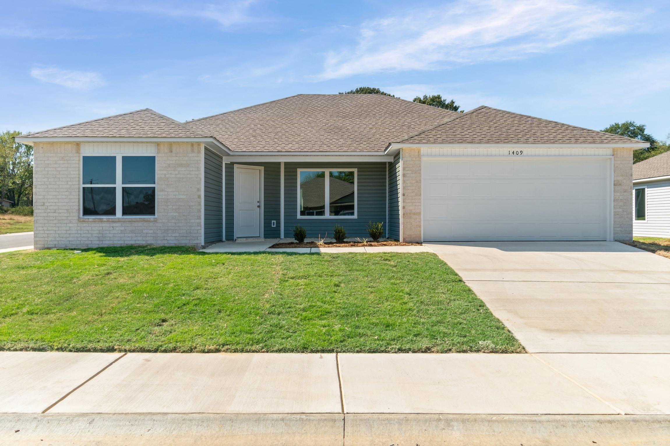 1409 Manor Court Property Photo 1
