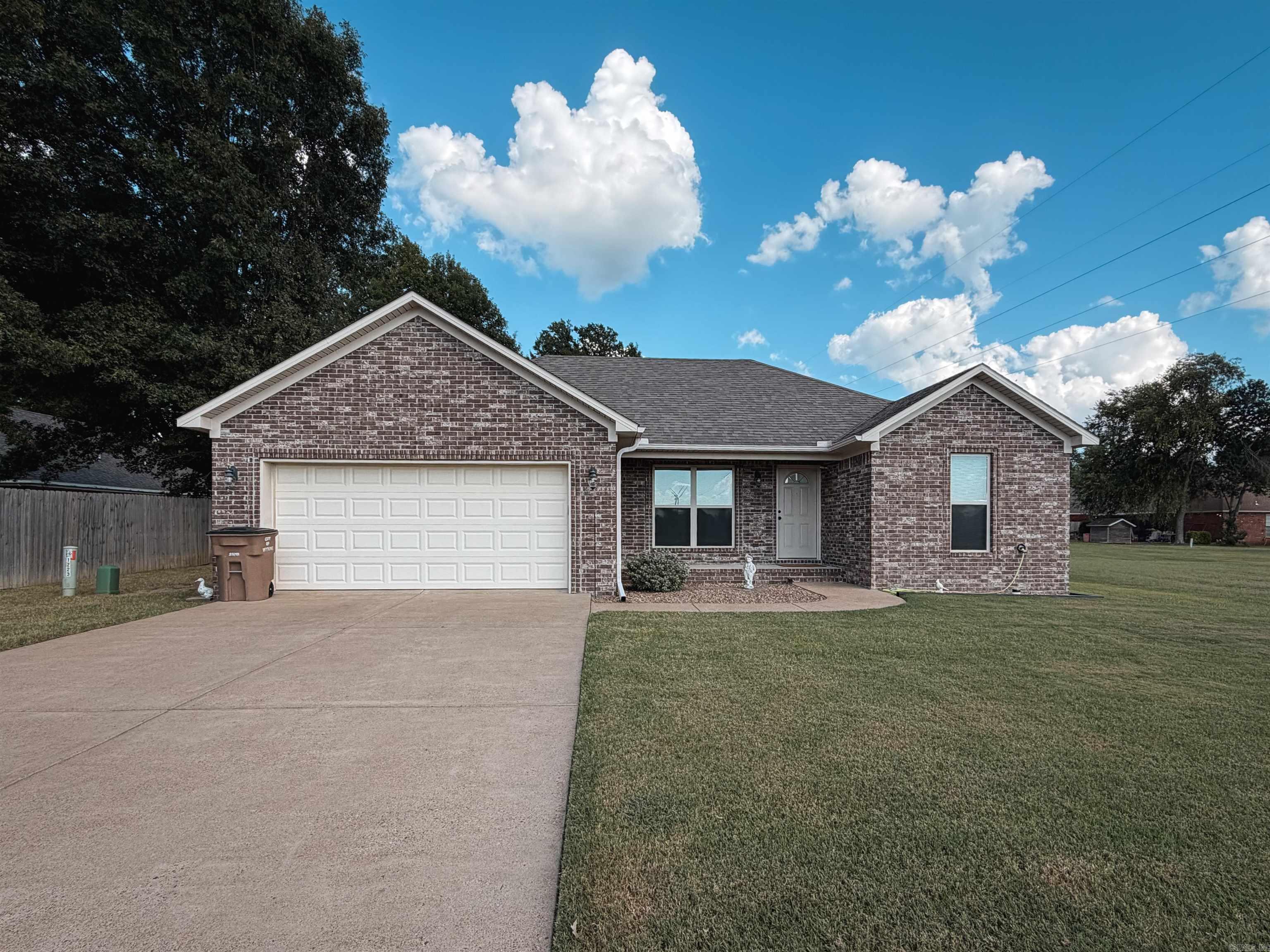 304 Indian Dr Property Photo 1
