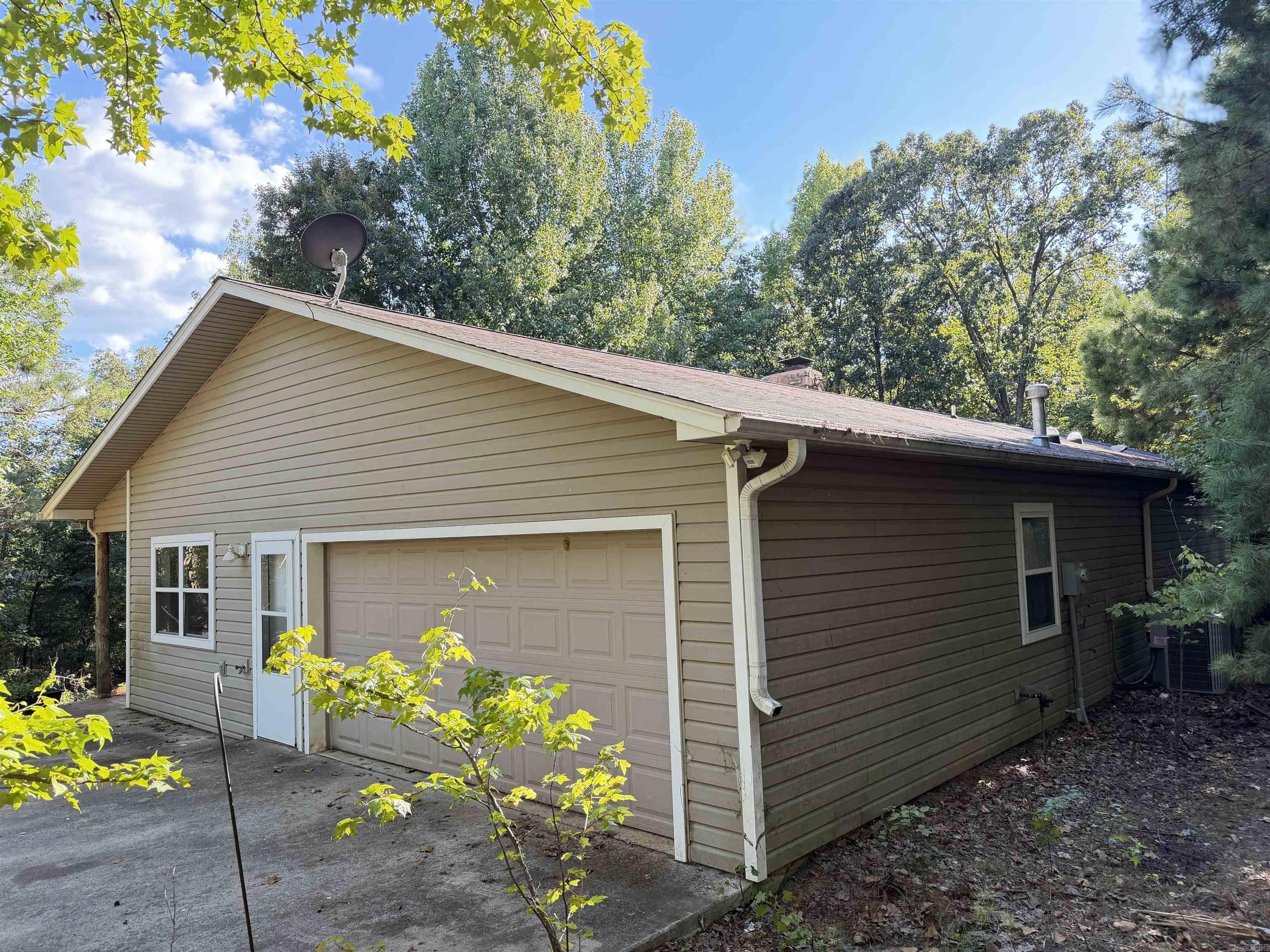 1418 Grassy Hollow Road Property Photo 2