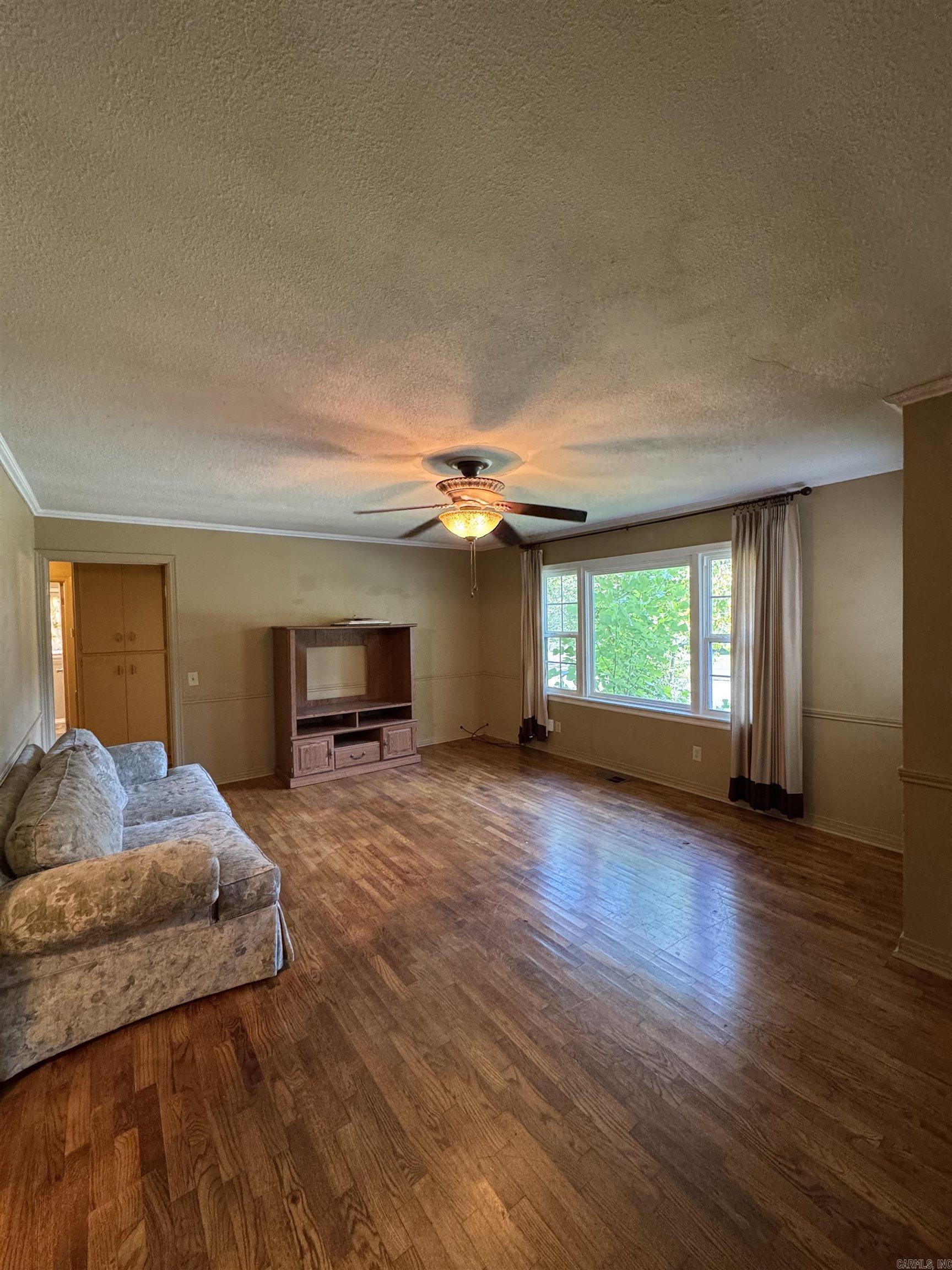 901 N Oak Street Property Photo 2