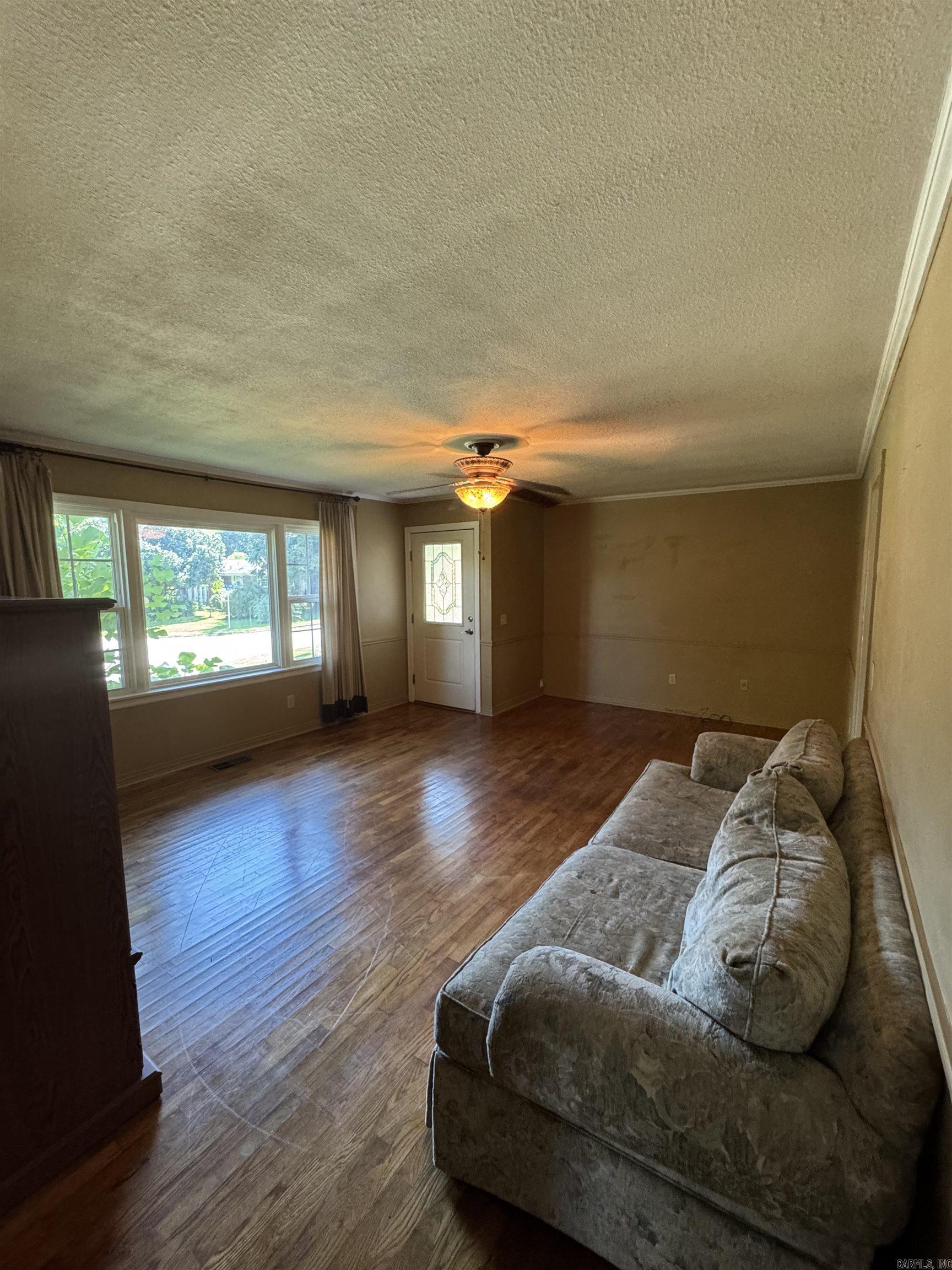 901 N Oak Street Property Photo 3