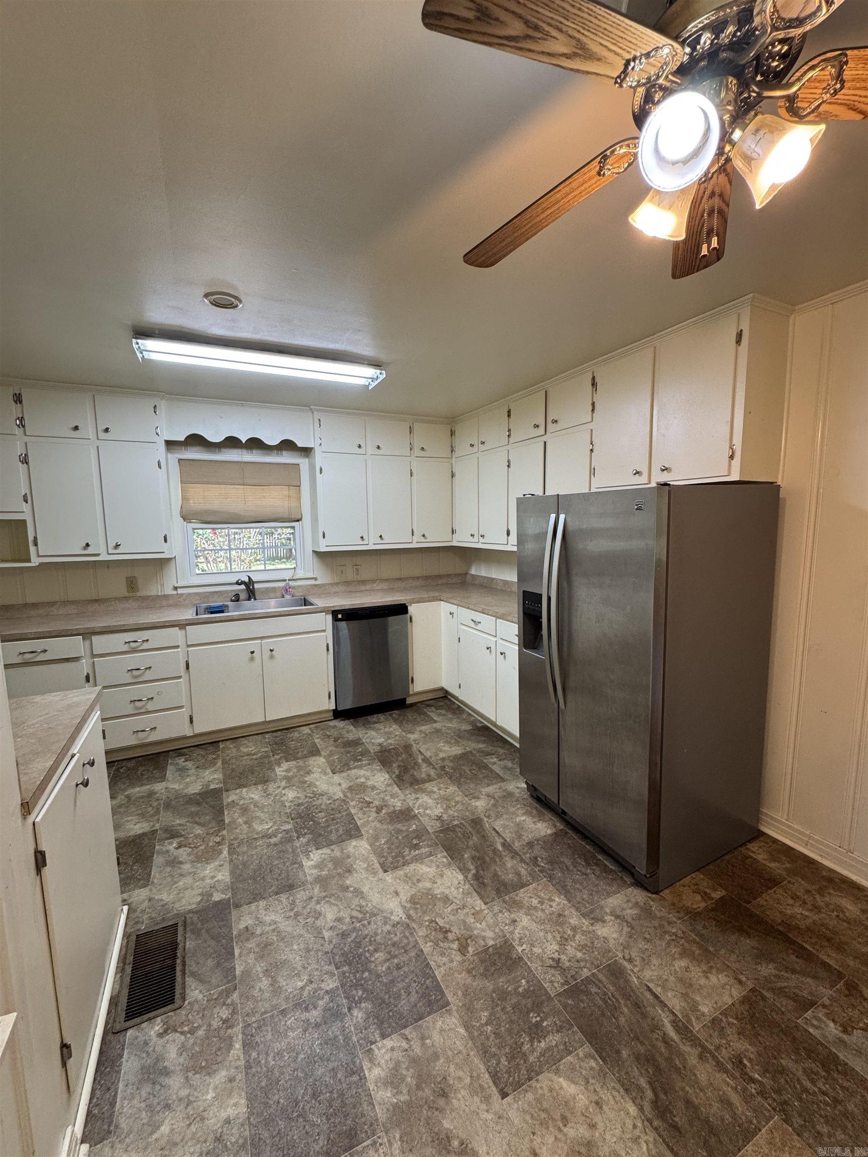 901 N Oak Street Property Photo 4