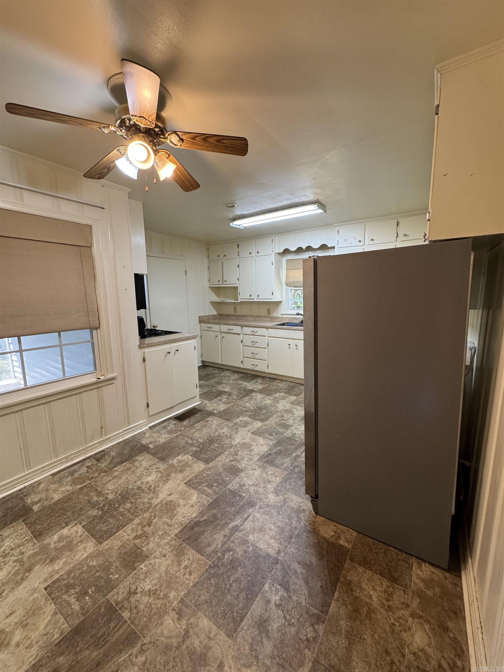 901 N Oak Street Property Photo 5