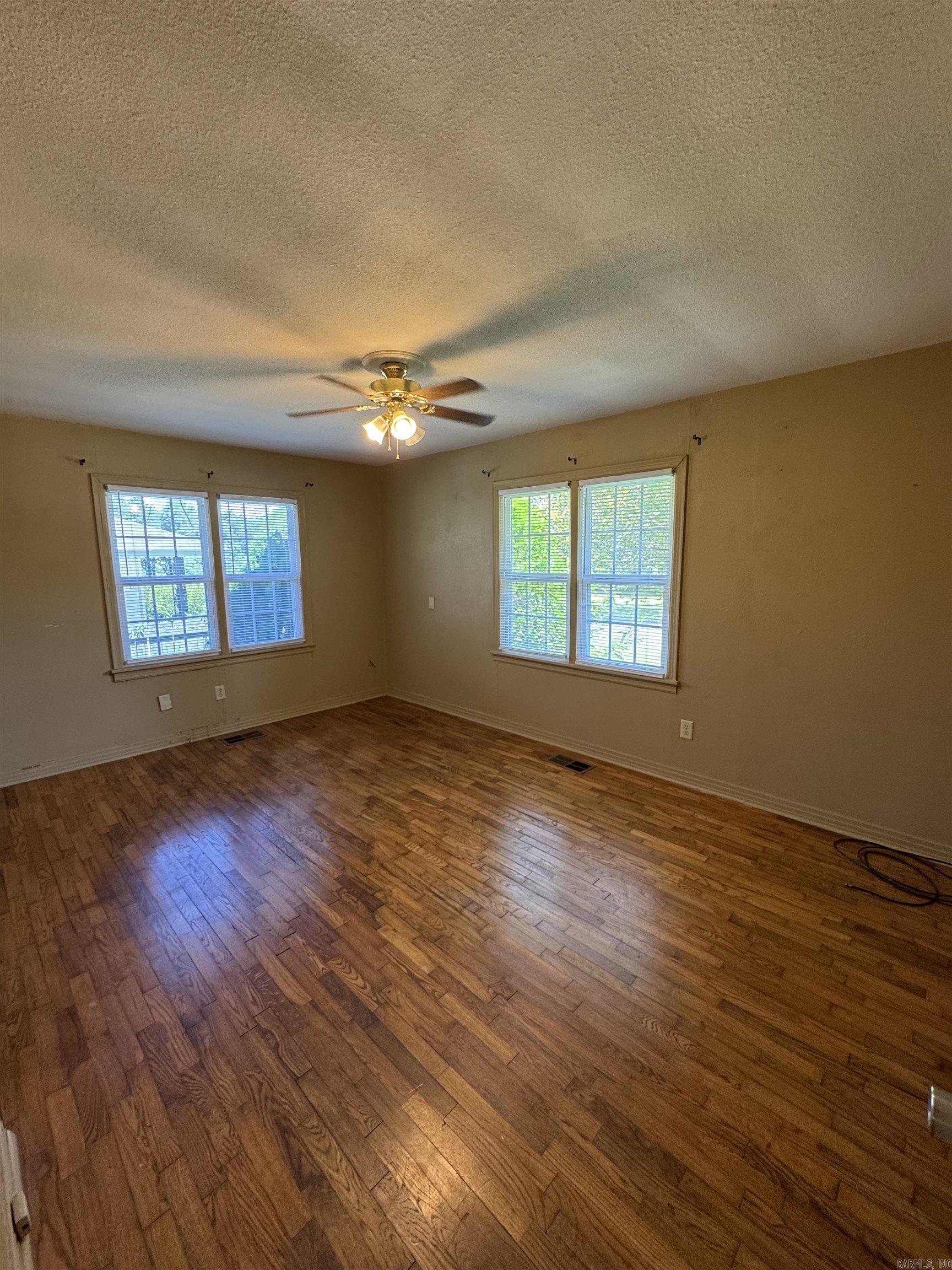 901 N Oak Street Property Photo 7