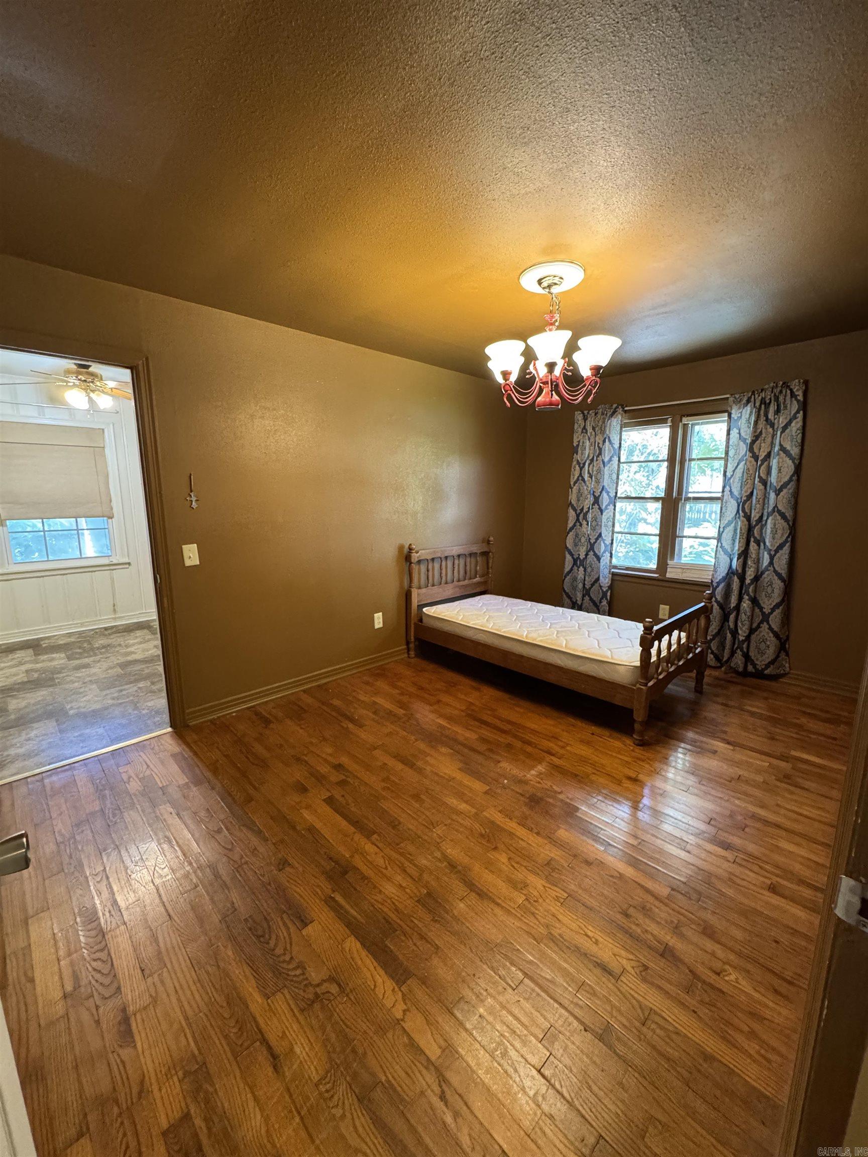 901 N Oak Street Property Photo 14