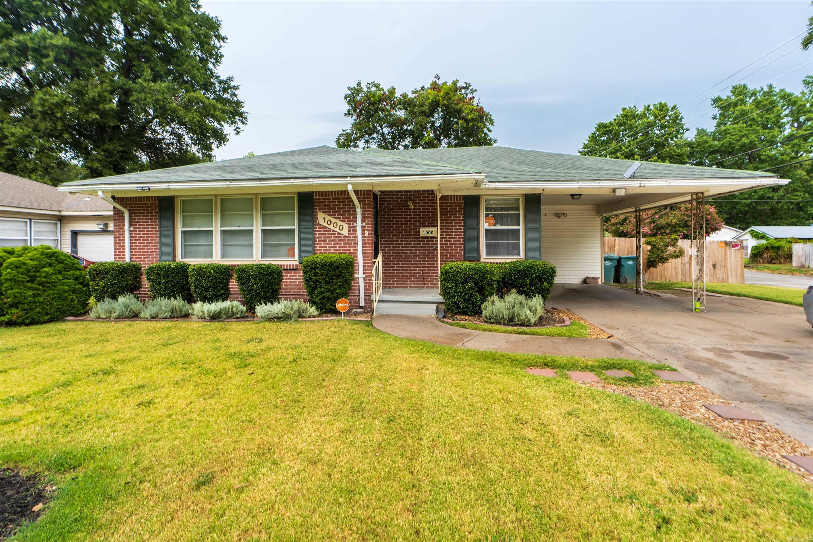 1000 W Pecan Street Property Photo 1