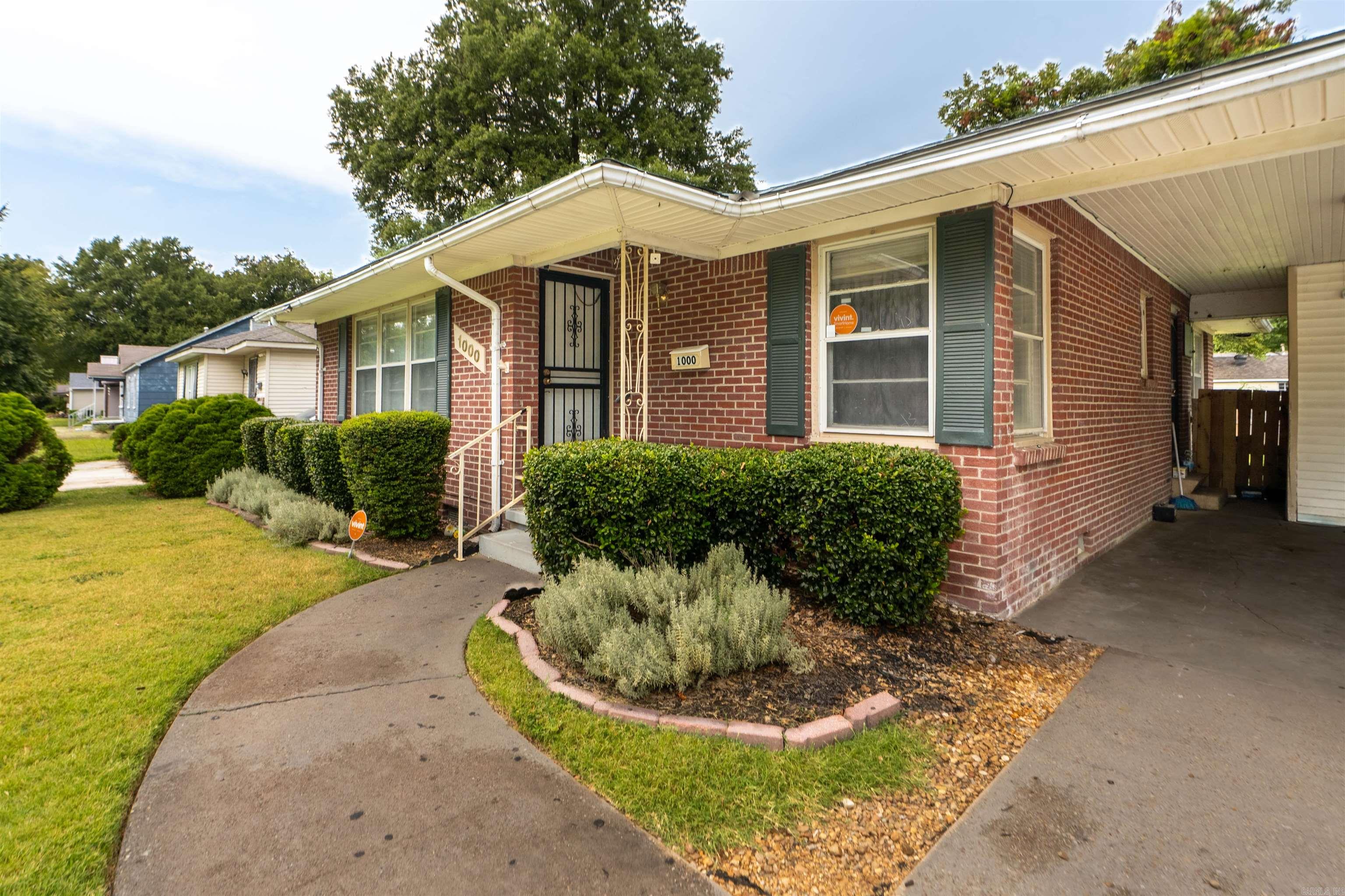 1000 W Pecan Street Property Photo 2