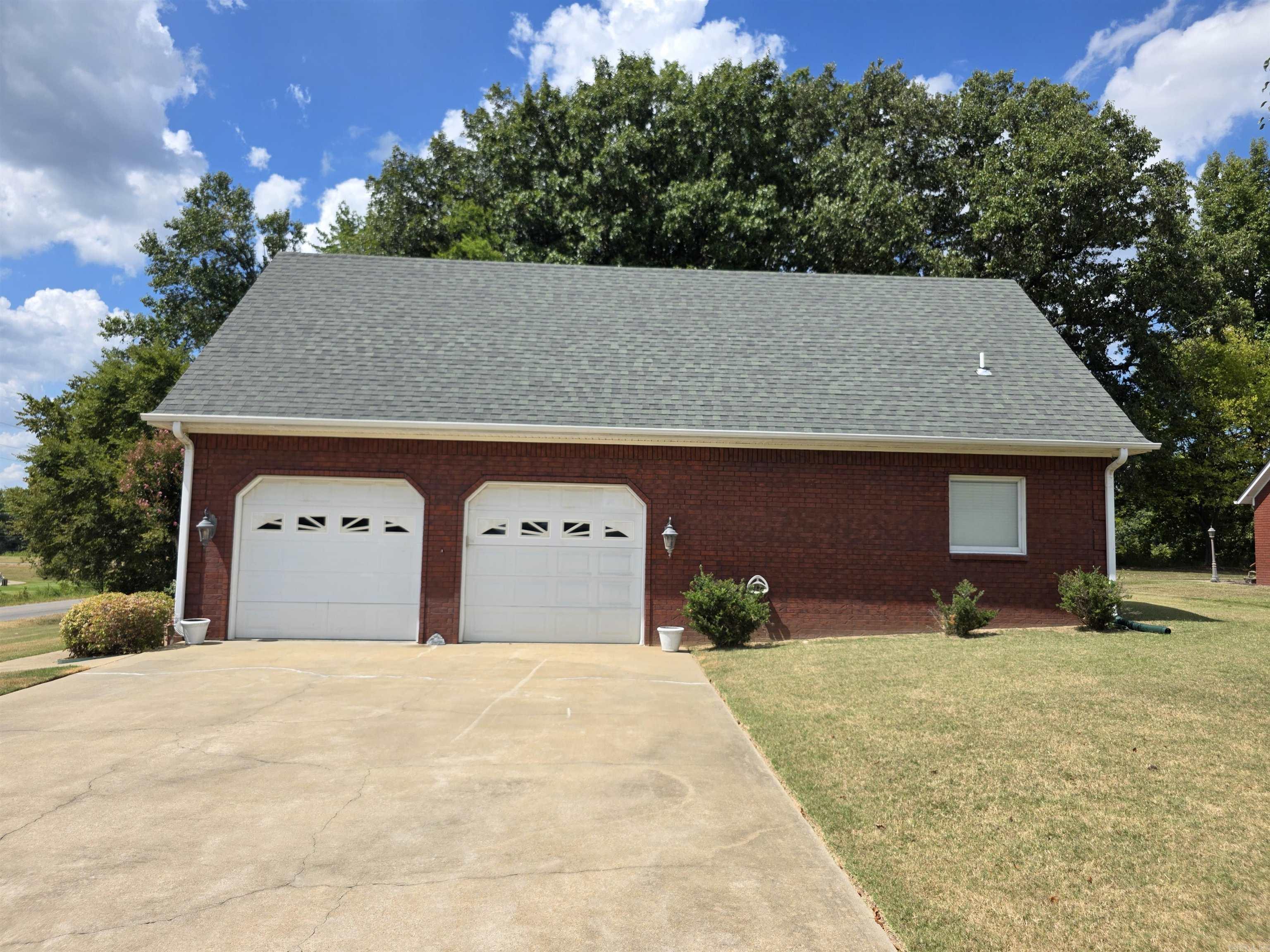 2301 Country Club Rd Property Photo 4