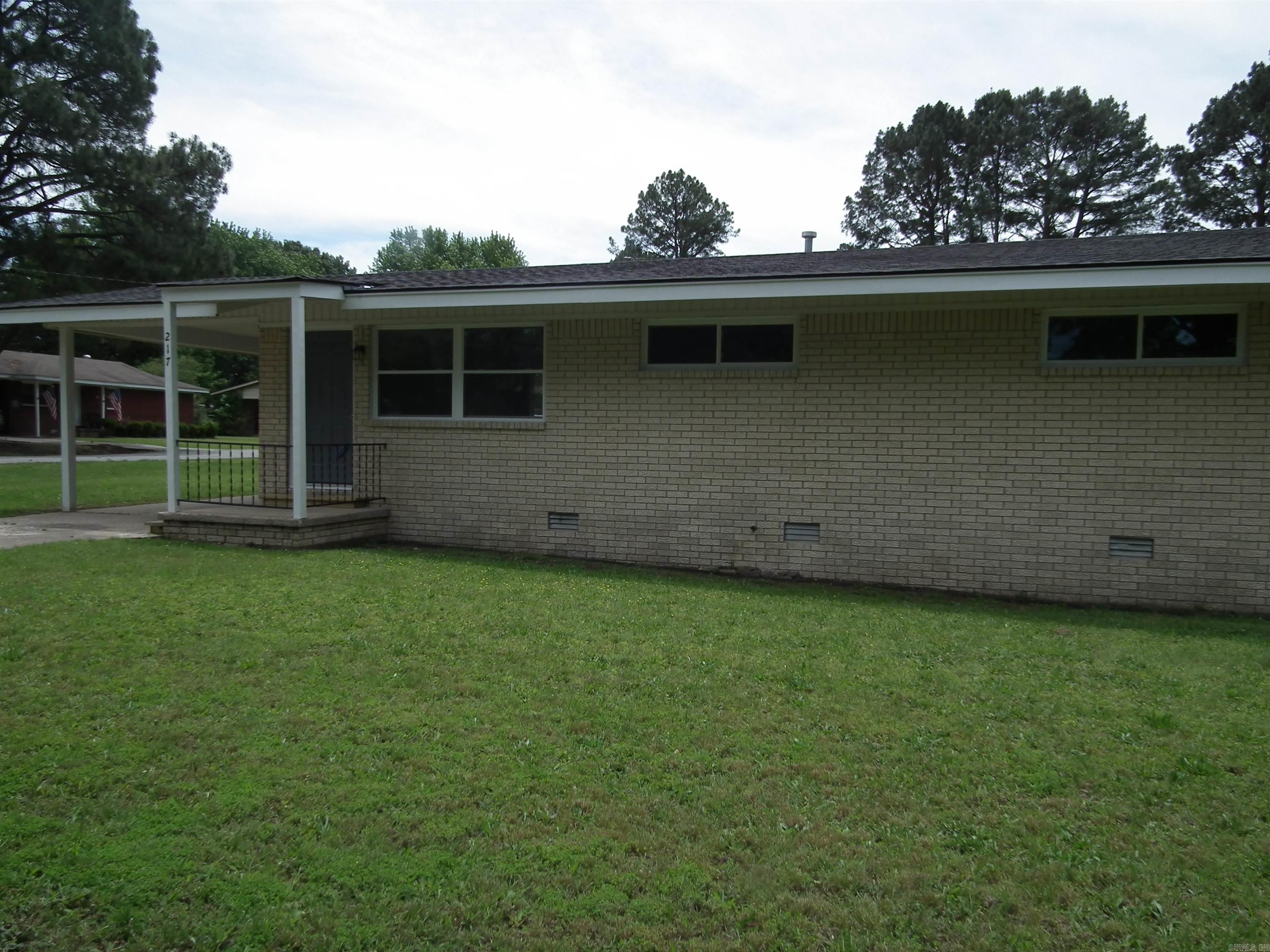 217 Trailwood Drive Property Photo 3
