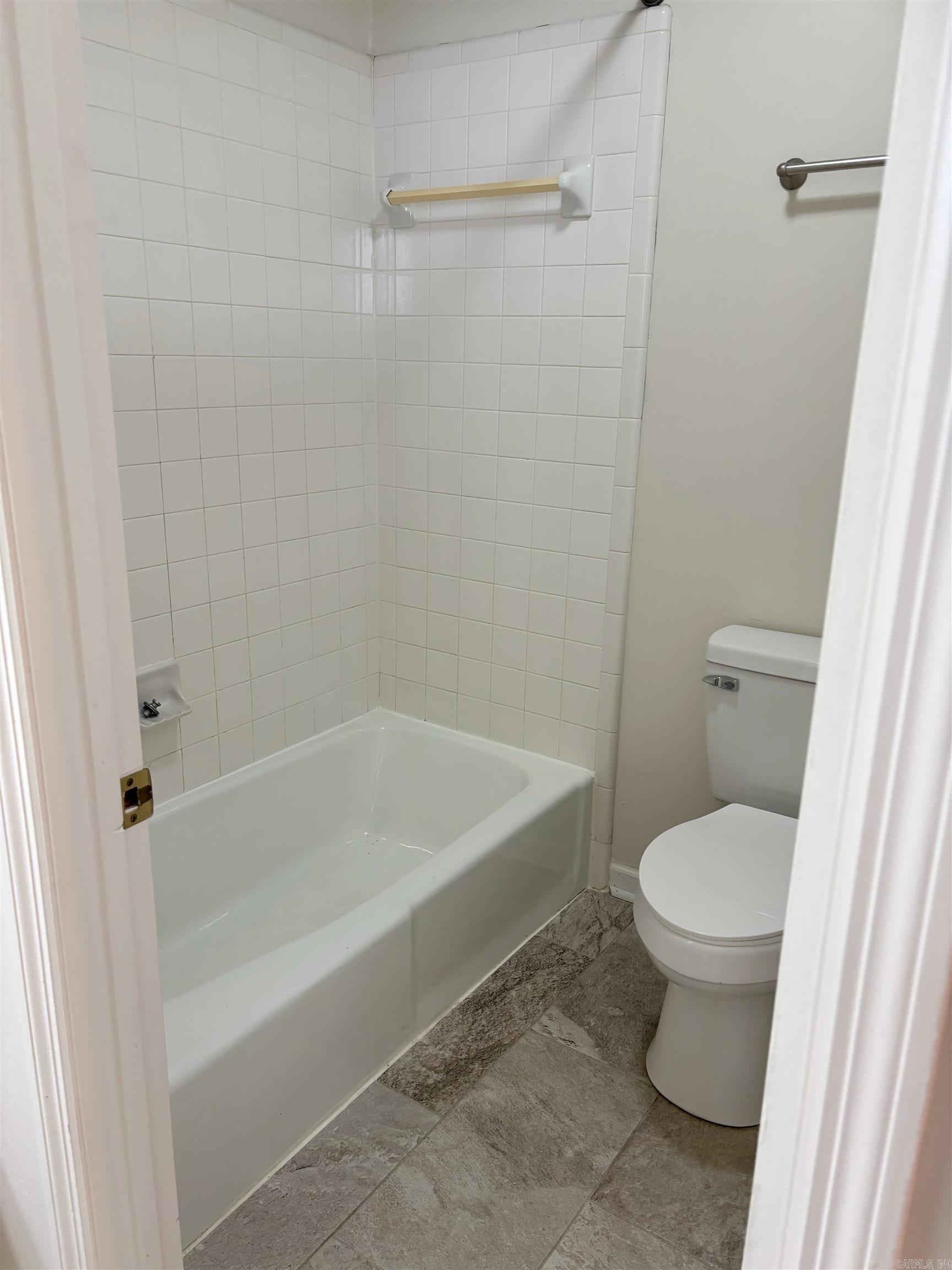 2200 Andover Ct #204 Property Photo 9