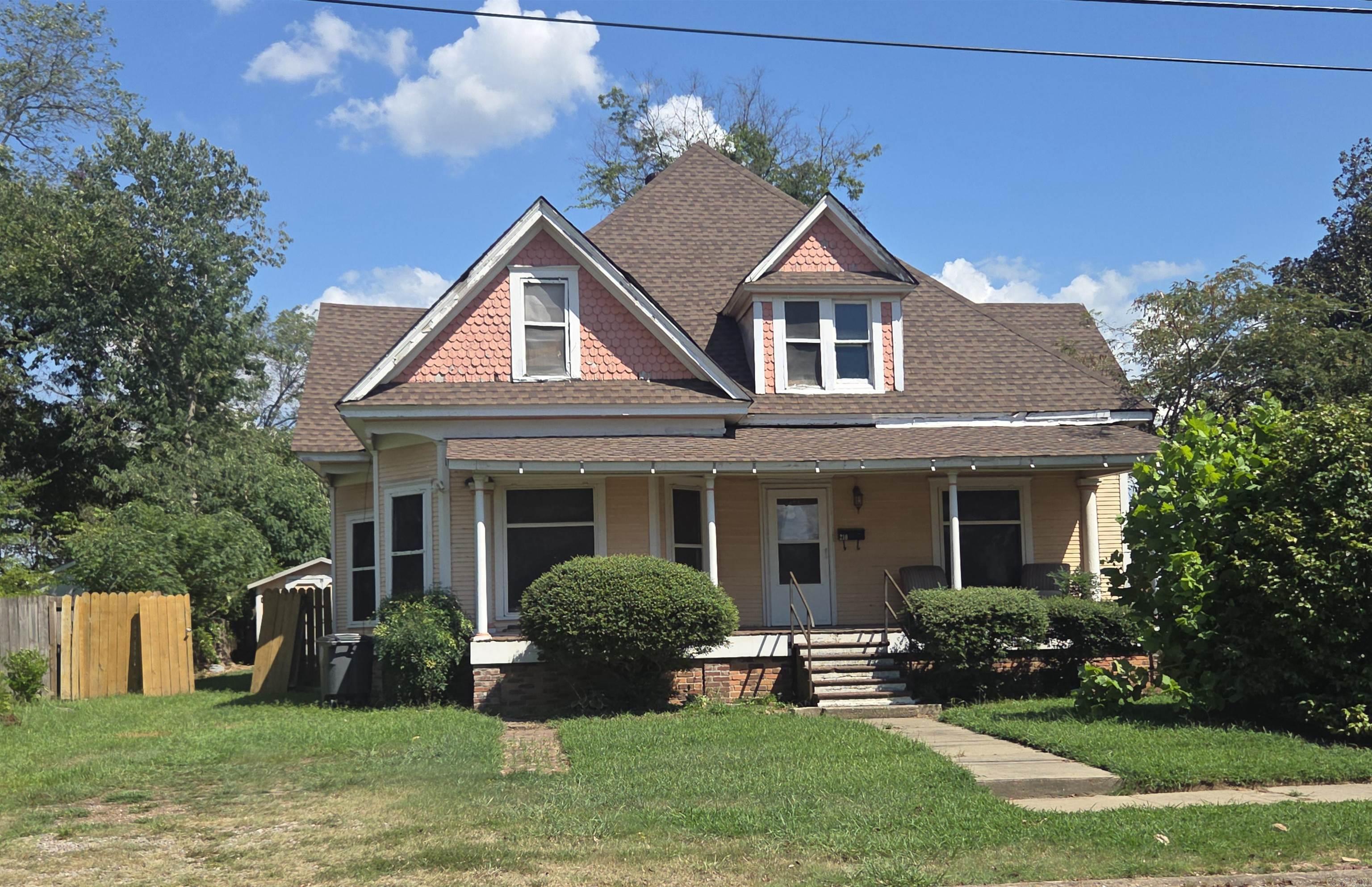 210 S Oak Property Photo 2