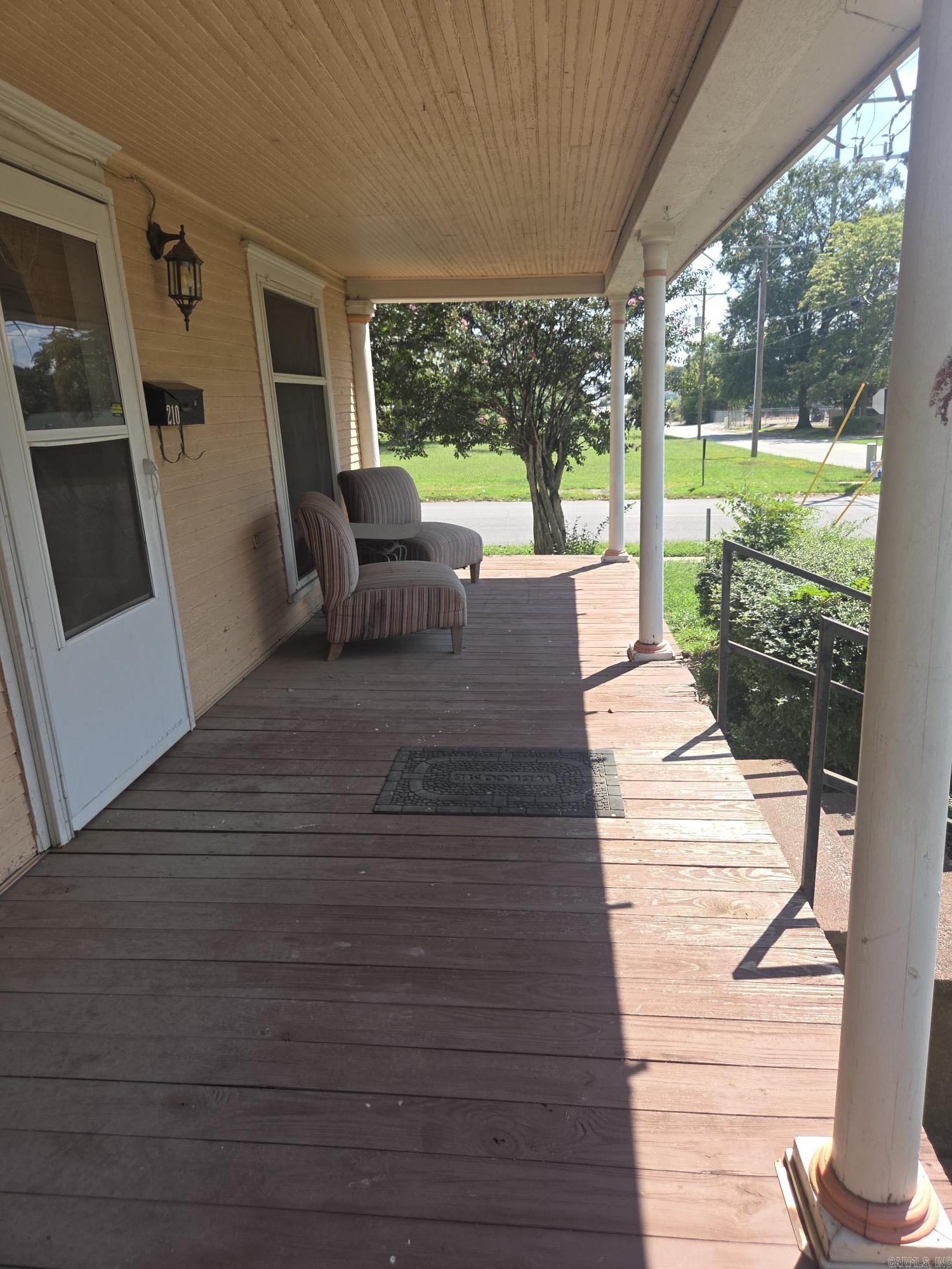 210 S Oak Property Photo 3
