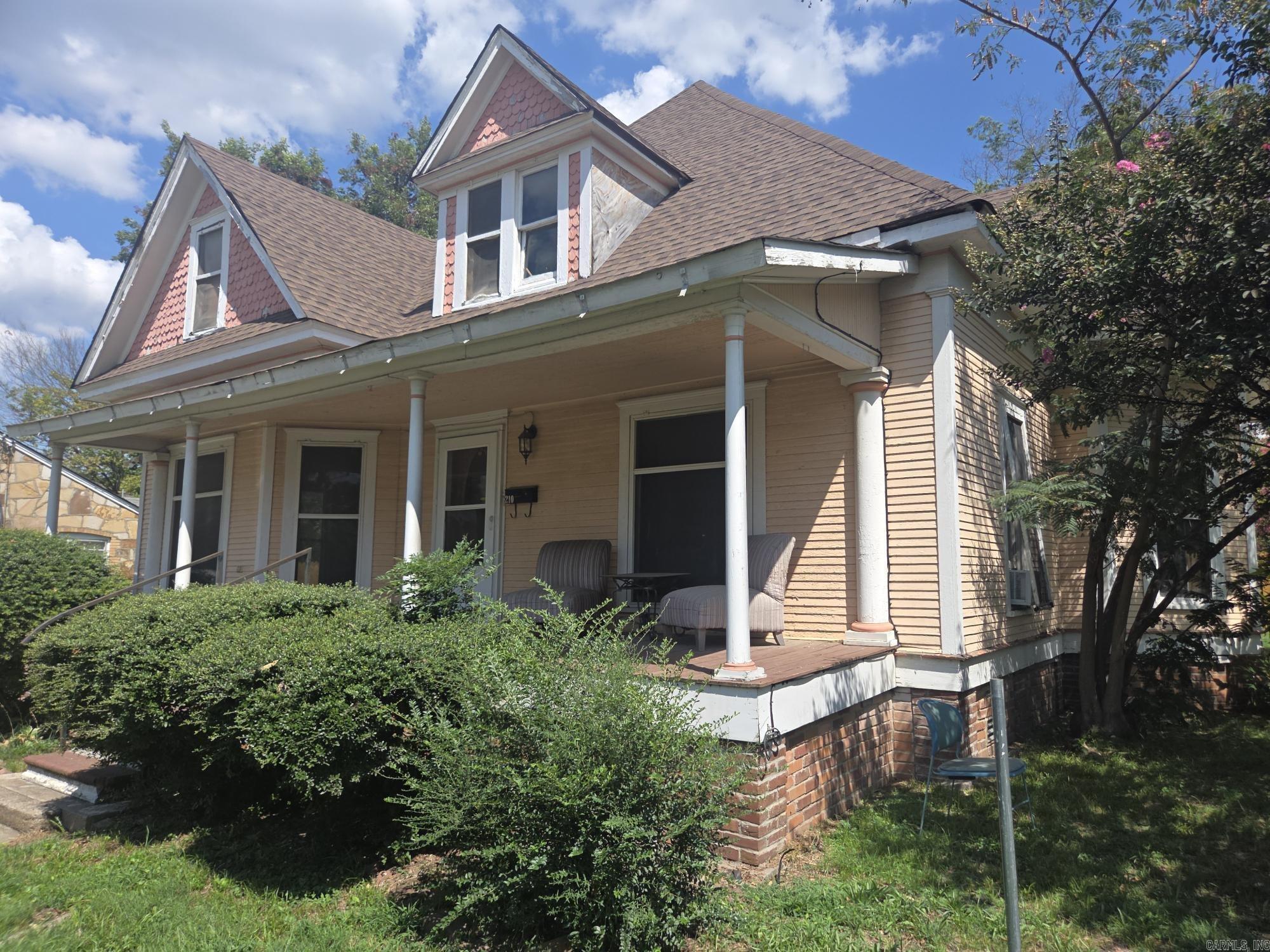 210 S Oak Property Photo 4