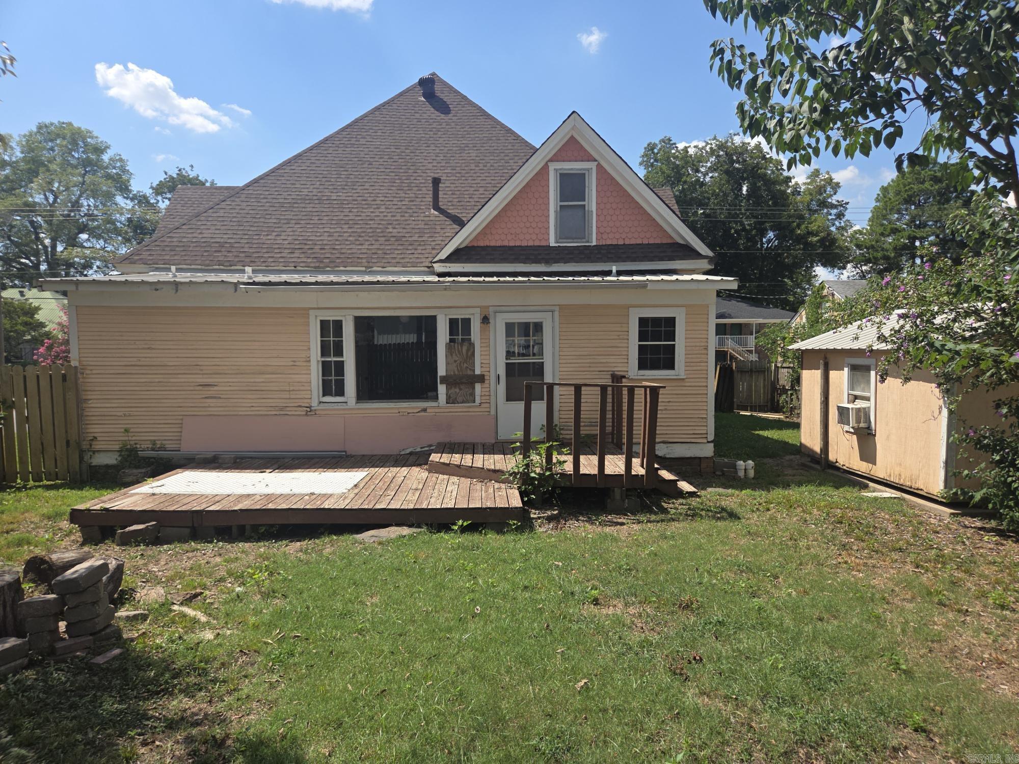 210 S Oak Property Photo 6