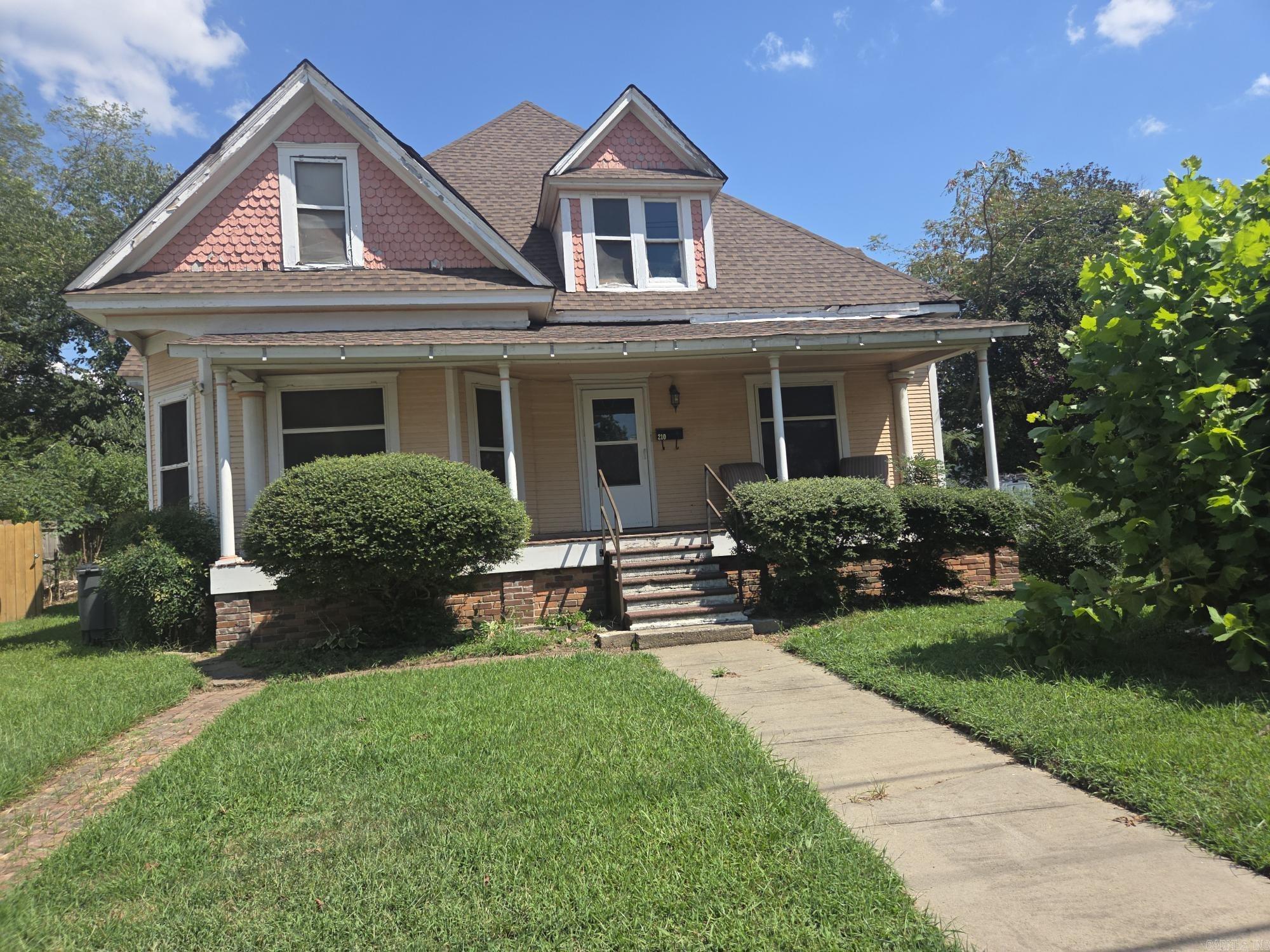 210 S Oak Property Photo 7
