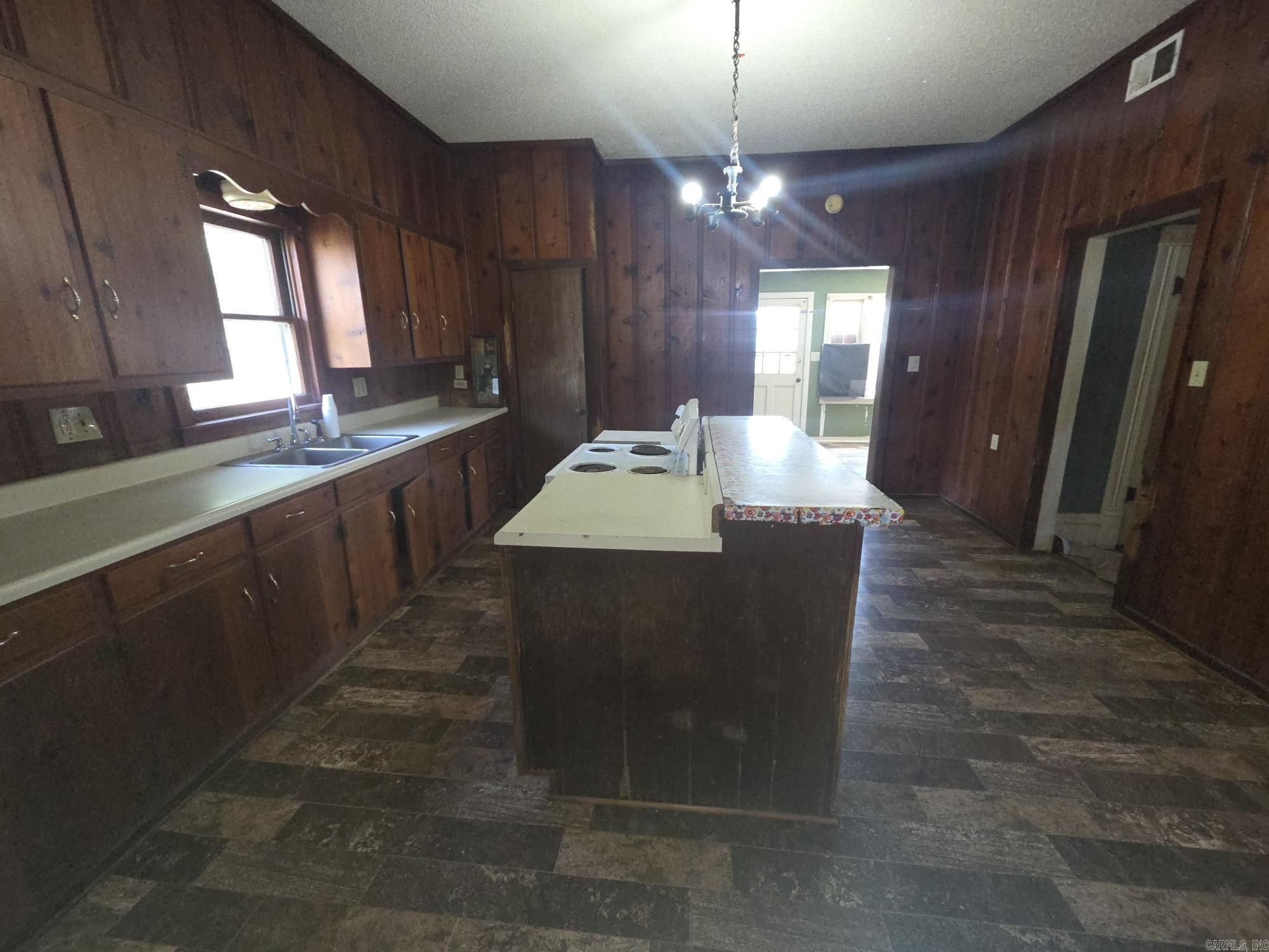 210 S Oak Property Photo 8
