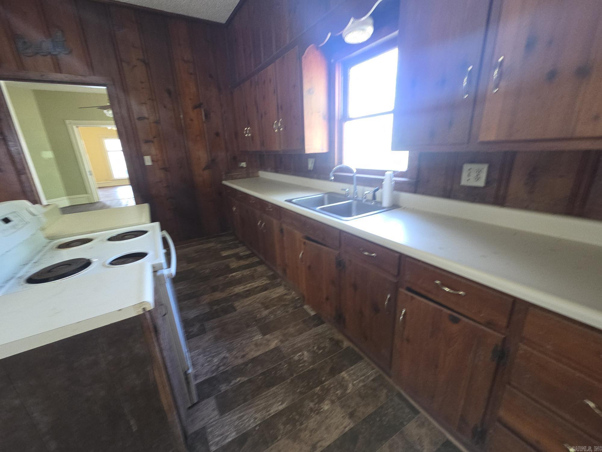210 S Oak Property Photo 9