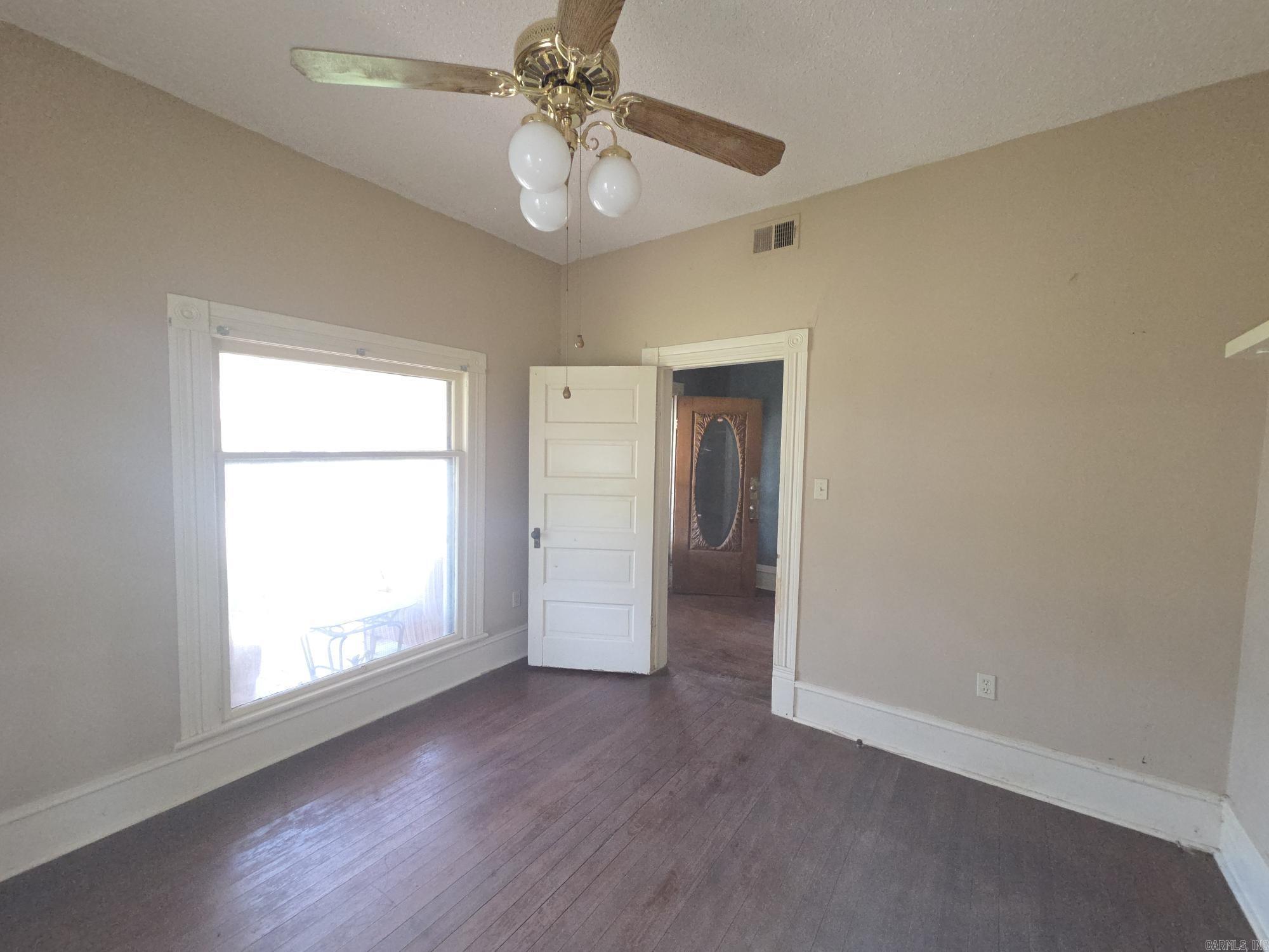 210 S Oak Property Photo 18