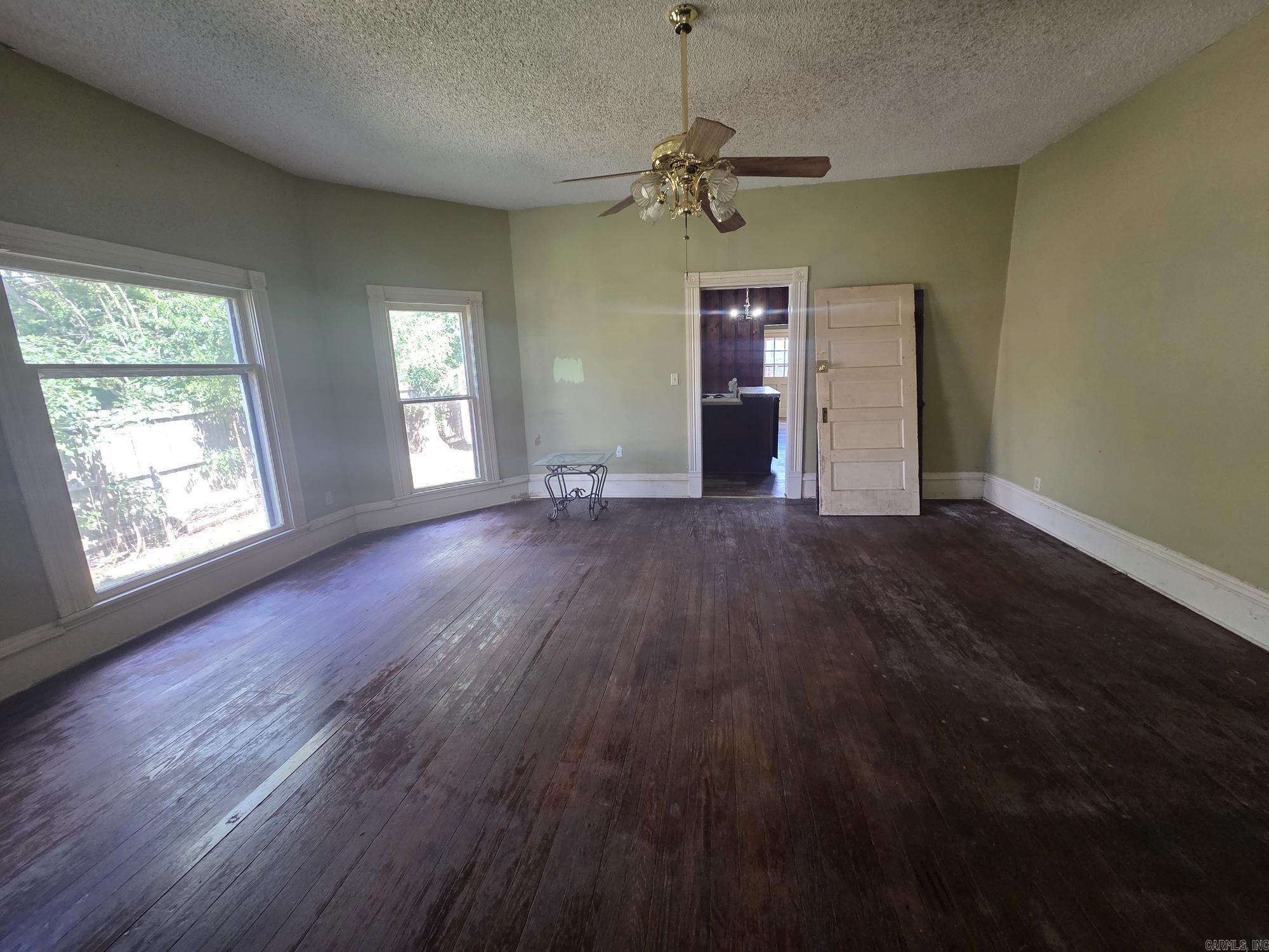 210 S Oak Property Photo 32