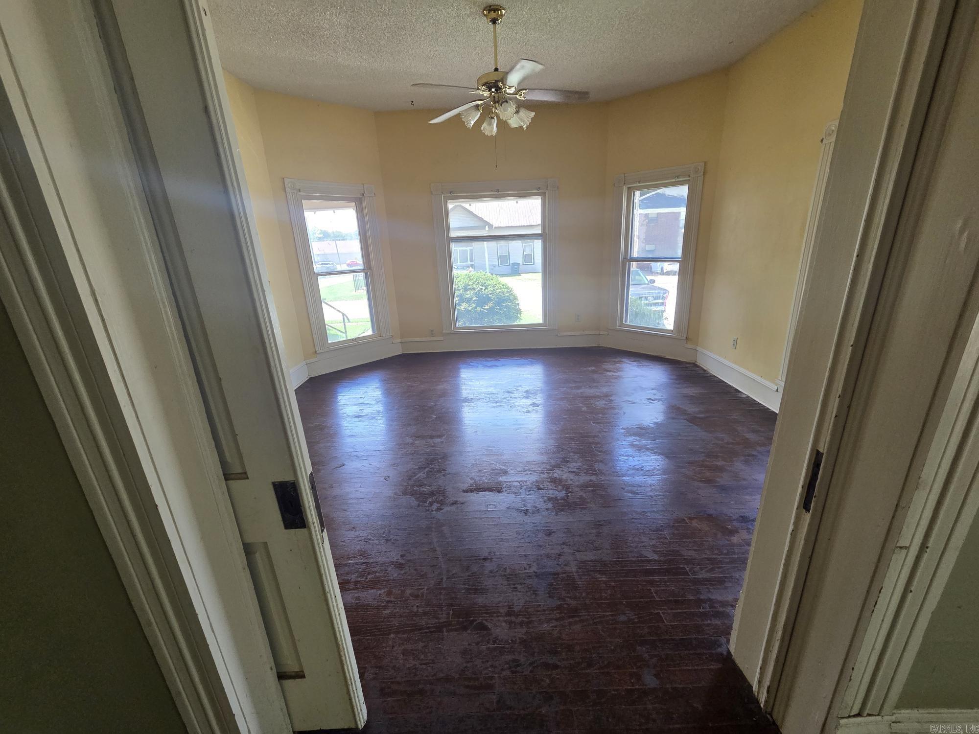 210 S Oak Property Photo 34