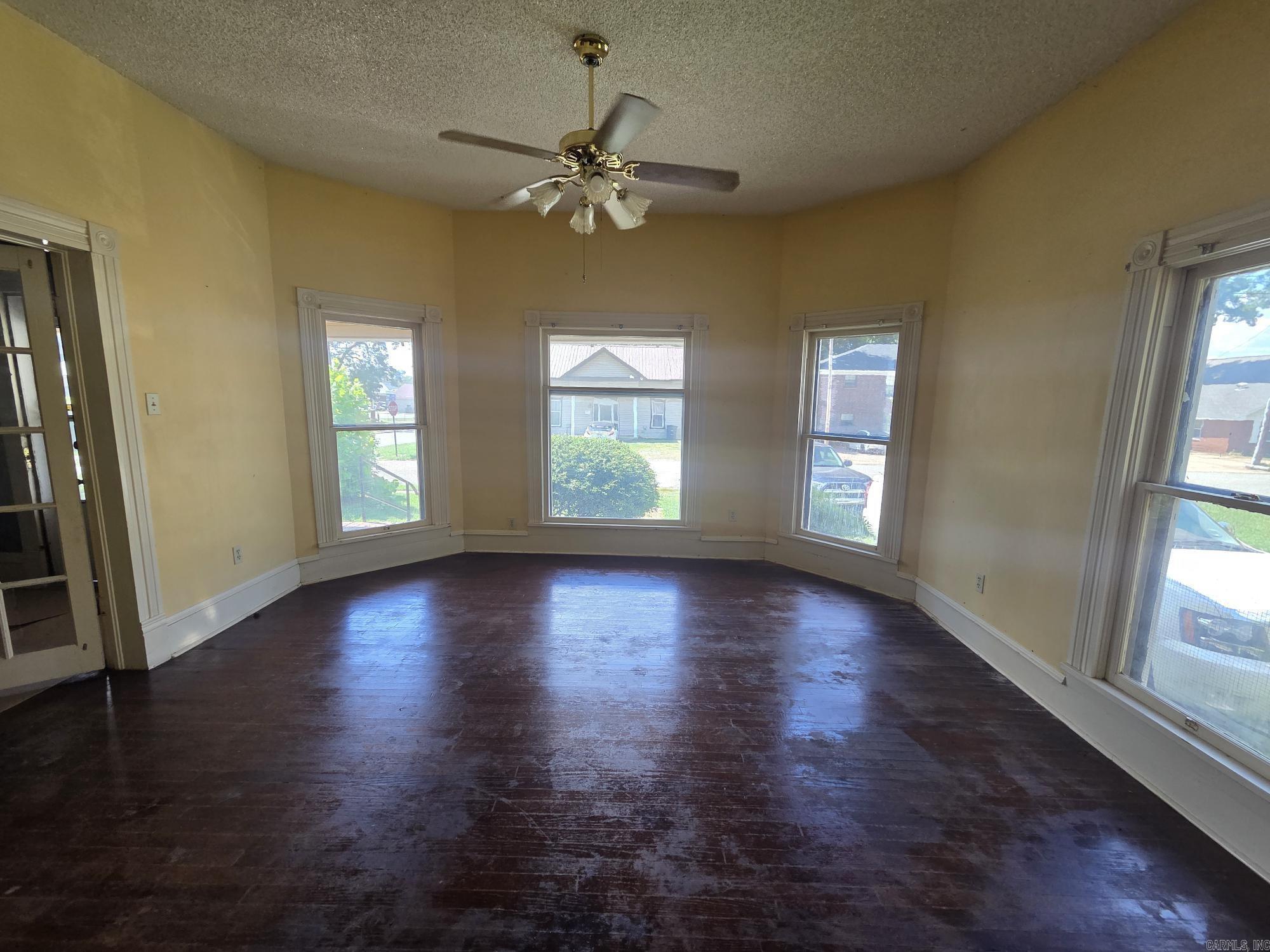 210 S Oak Property Photo 35
