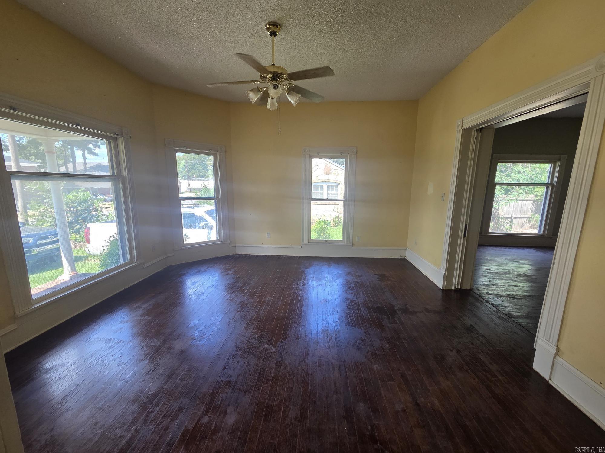210 S Oak Property Photo 36