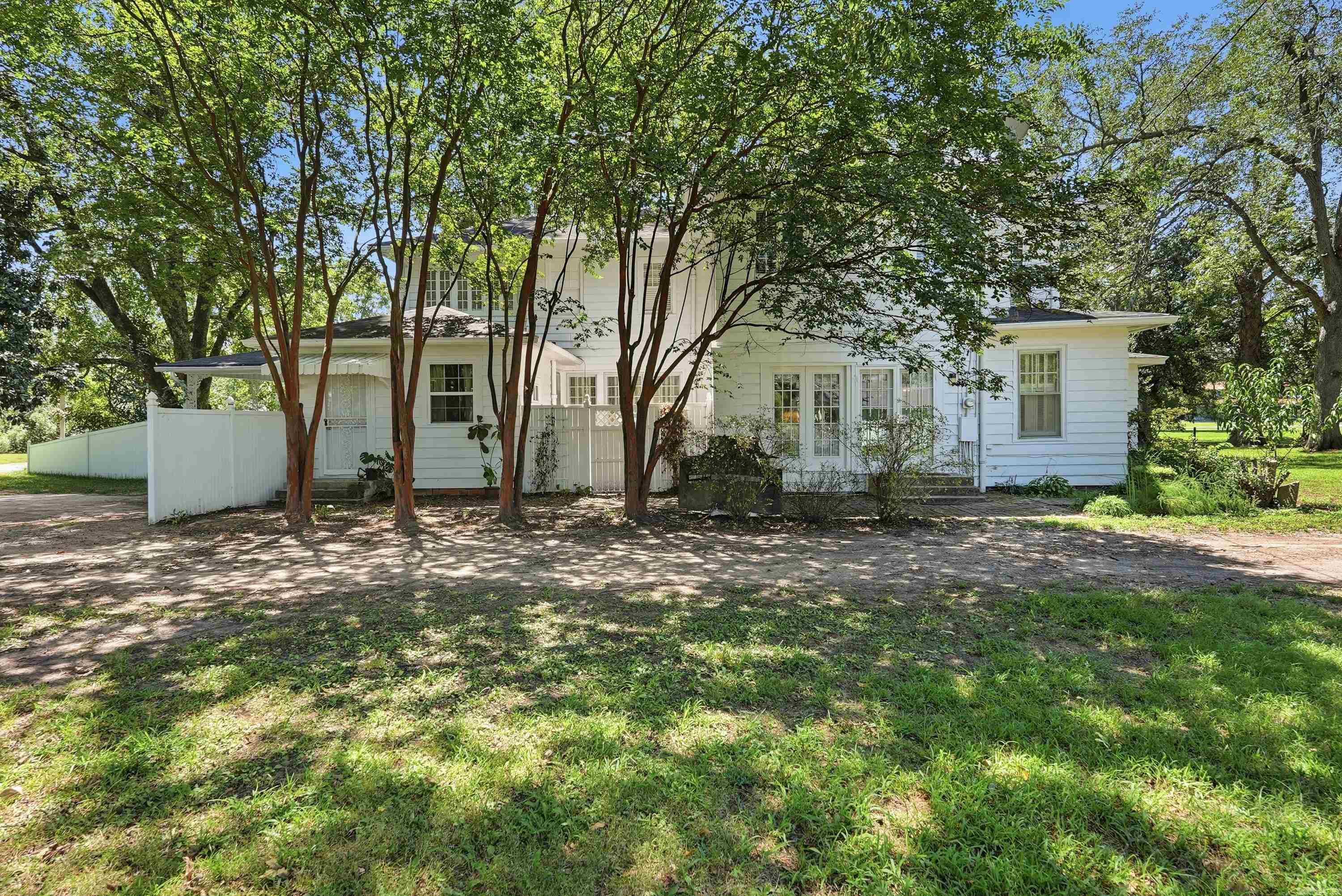 409 E Main Property Photo 7