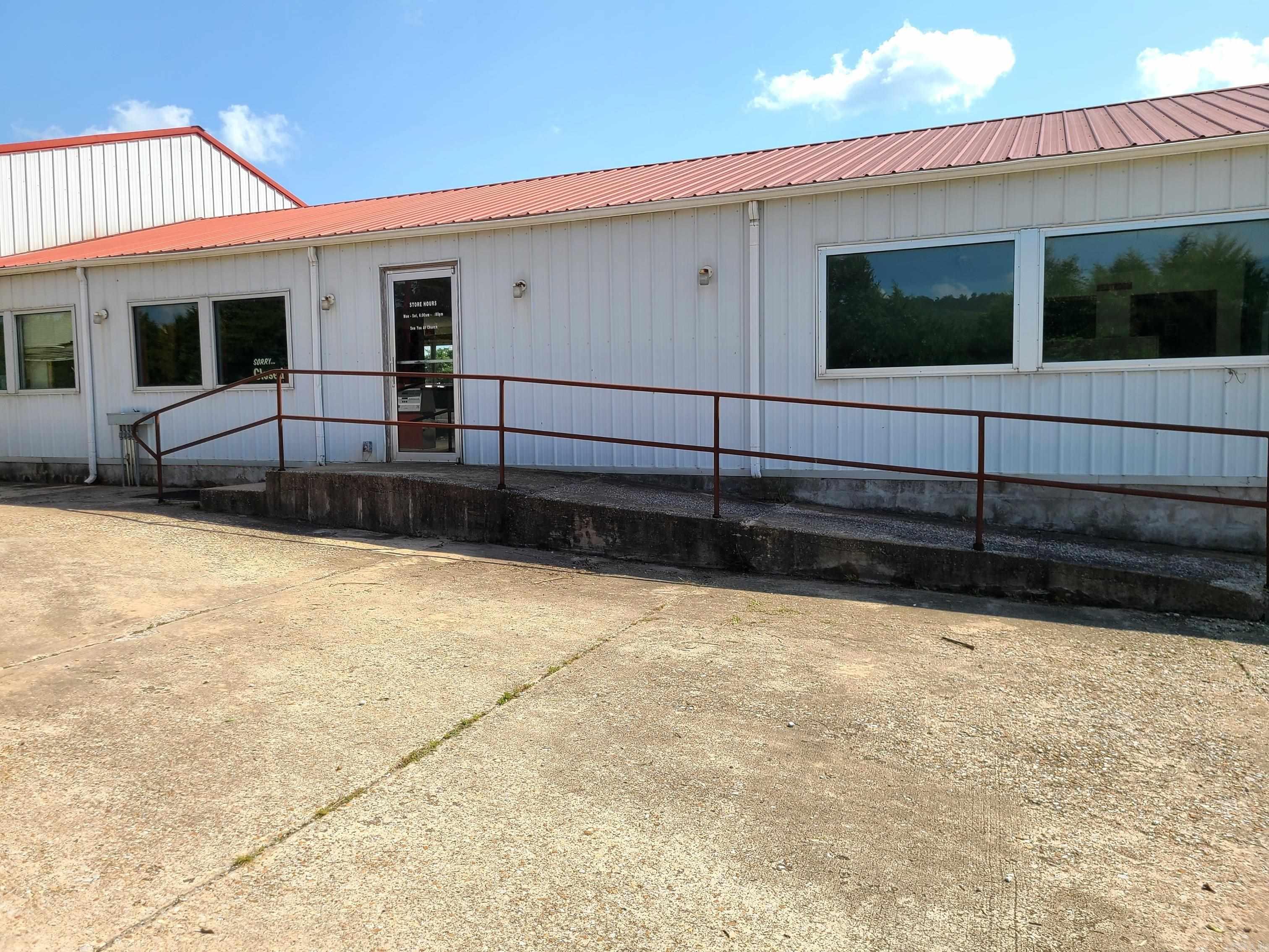 205 N Hwy 65 Property Photo 3