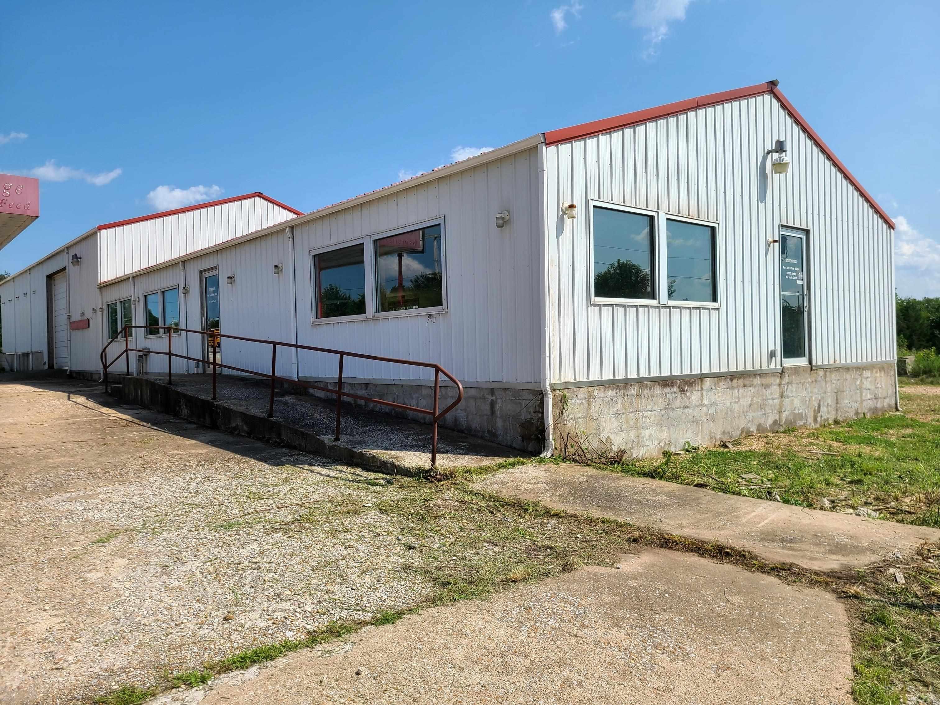 205 N Hwy 65 Property Photo 5
