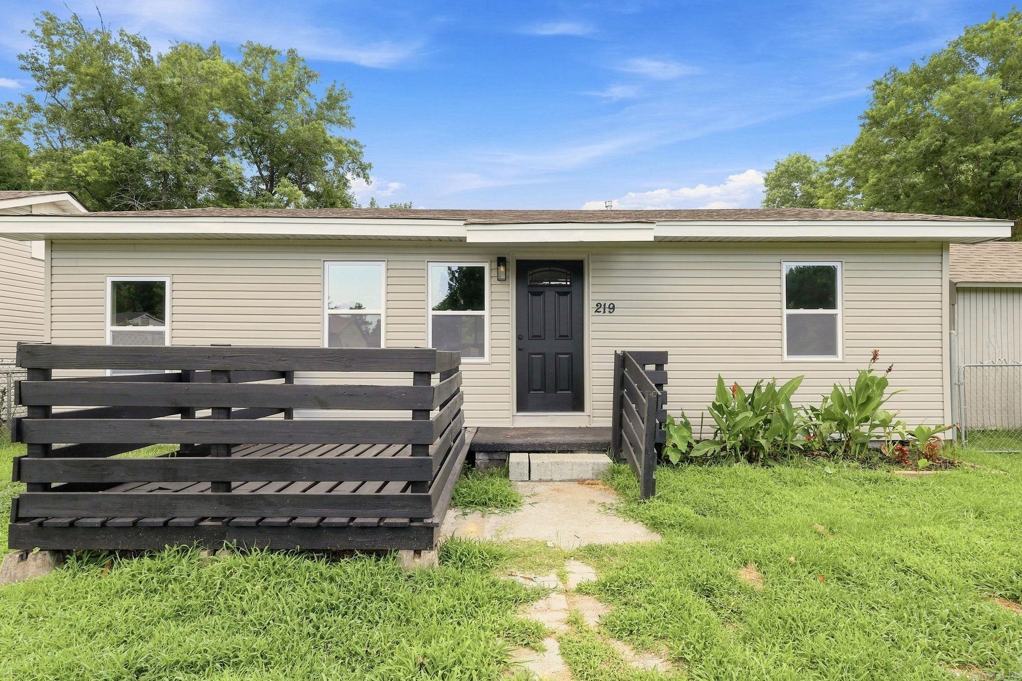 219 2nd Street Property Photo 2
