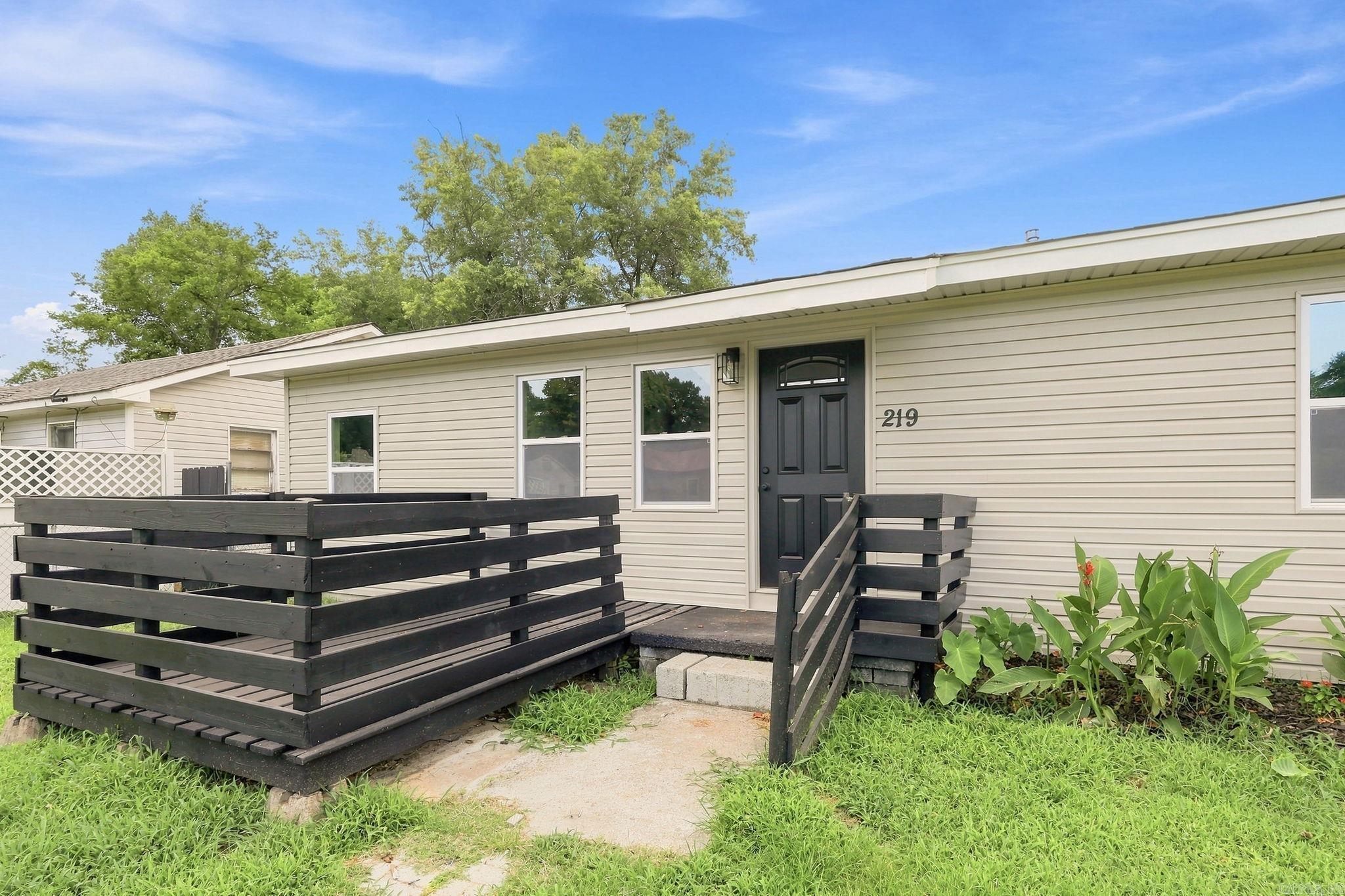 219 2nd Street Property Photo 3