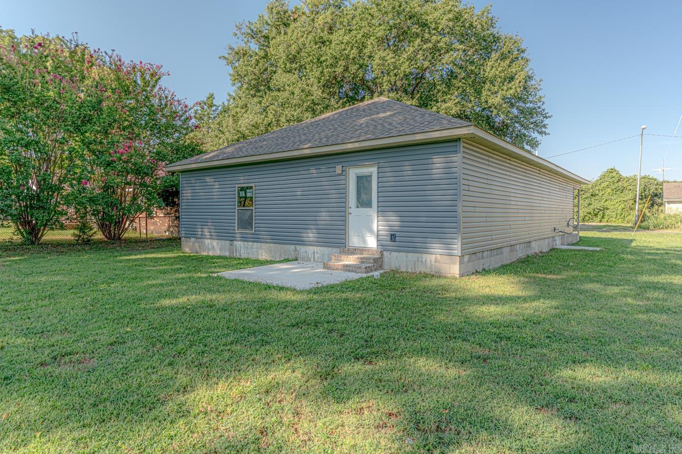 209 Thompson St Property Photo 8