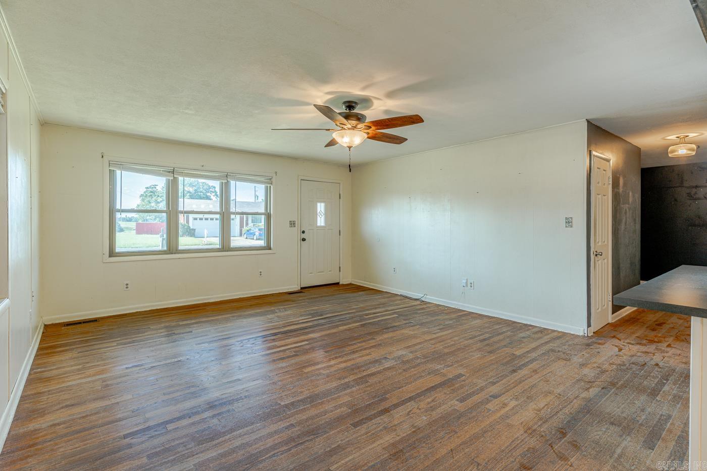 398 E Barry St Property Photo 9