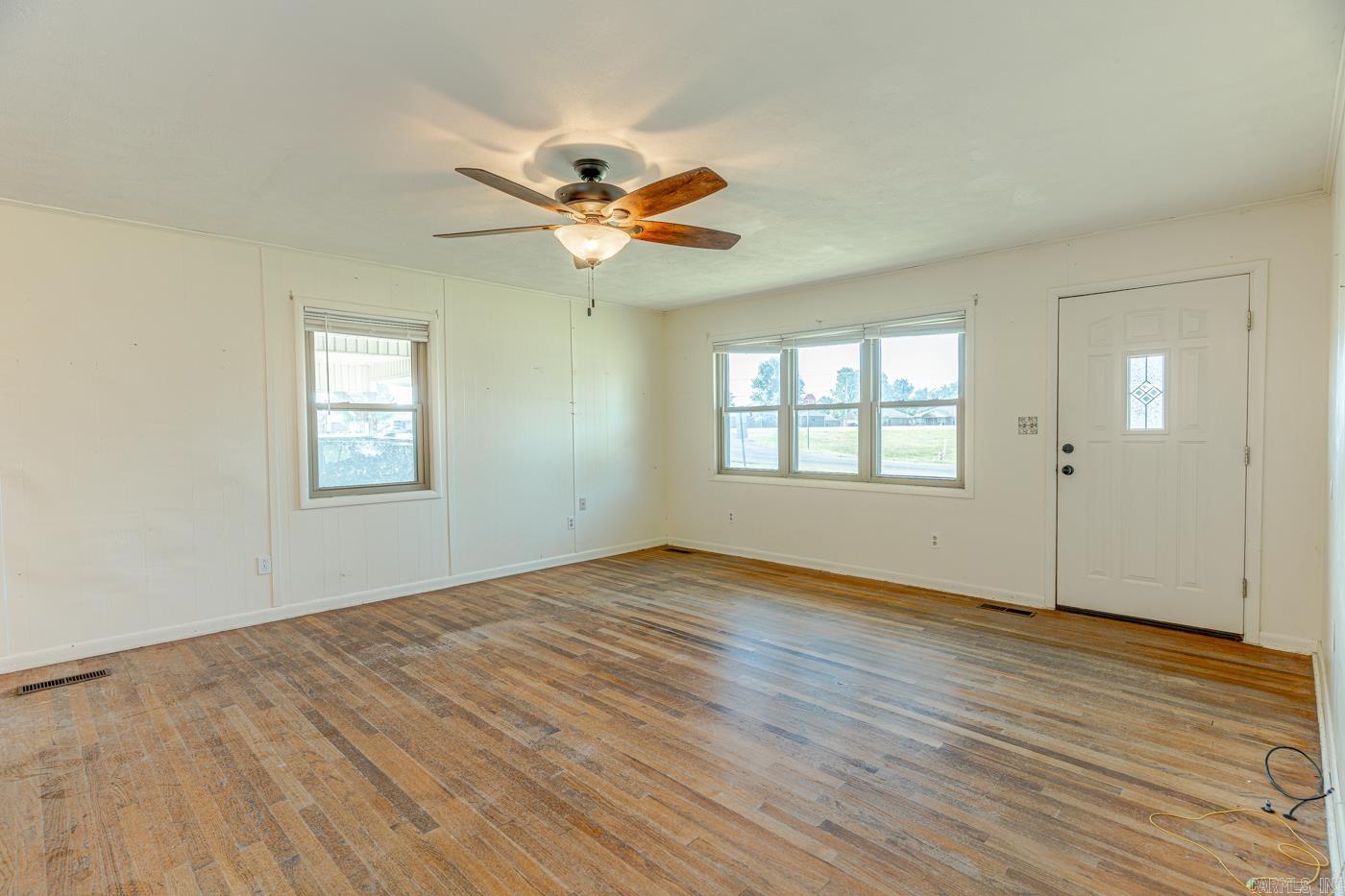 398 E Barry St Property Photo 10