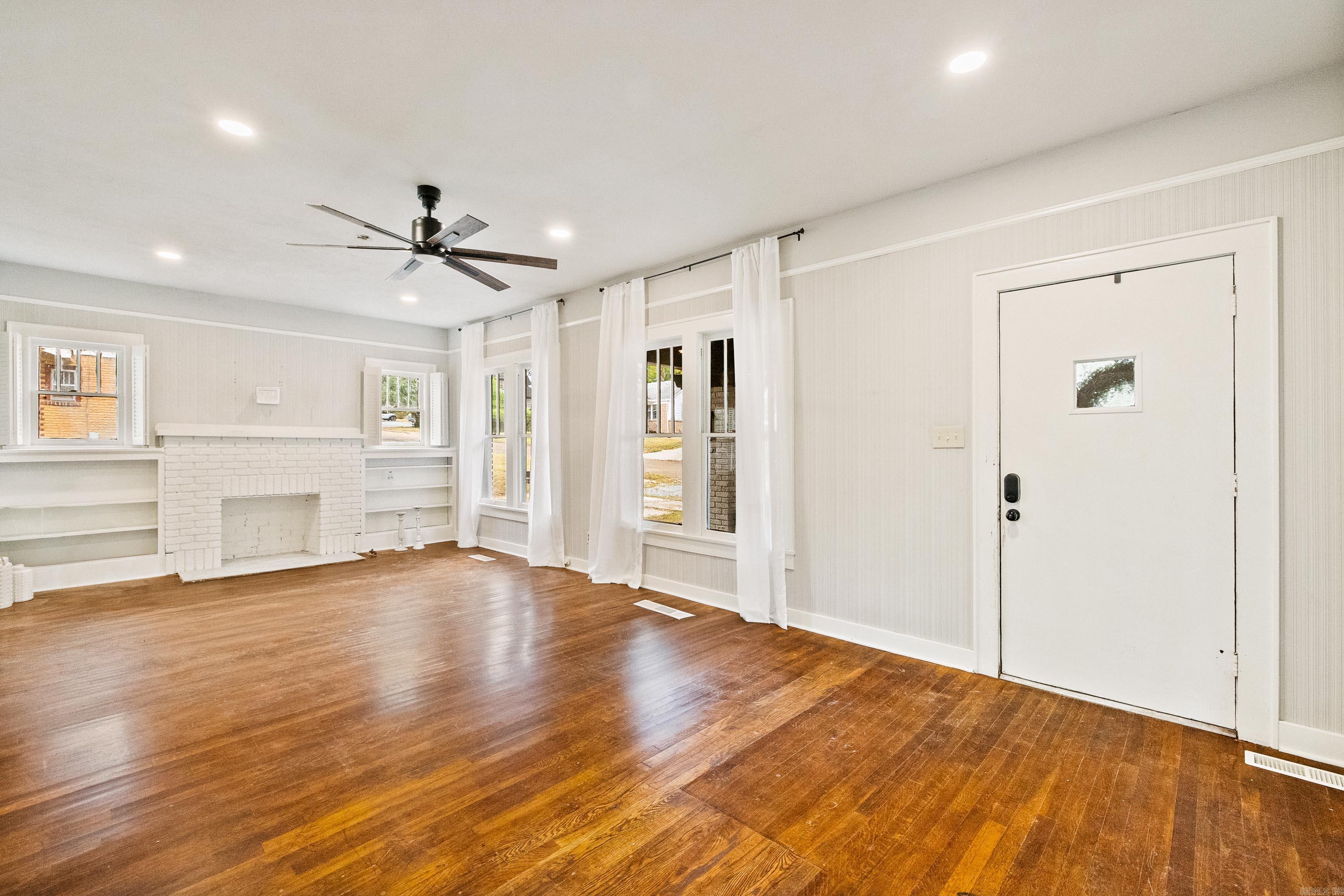 225 E Conway Street Property Photo 3
