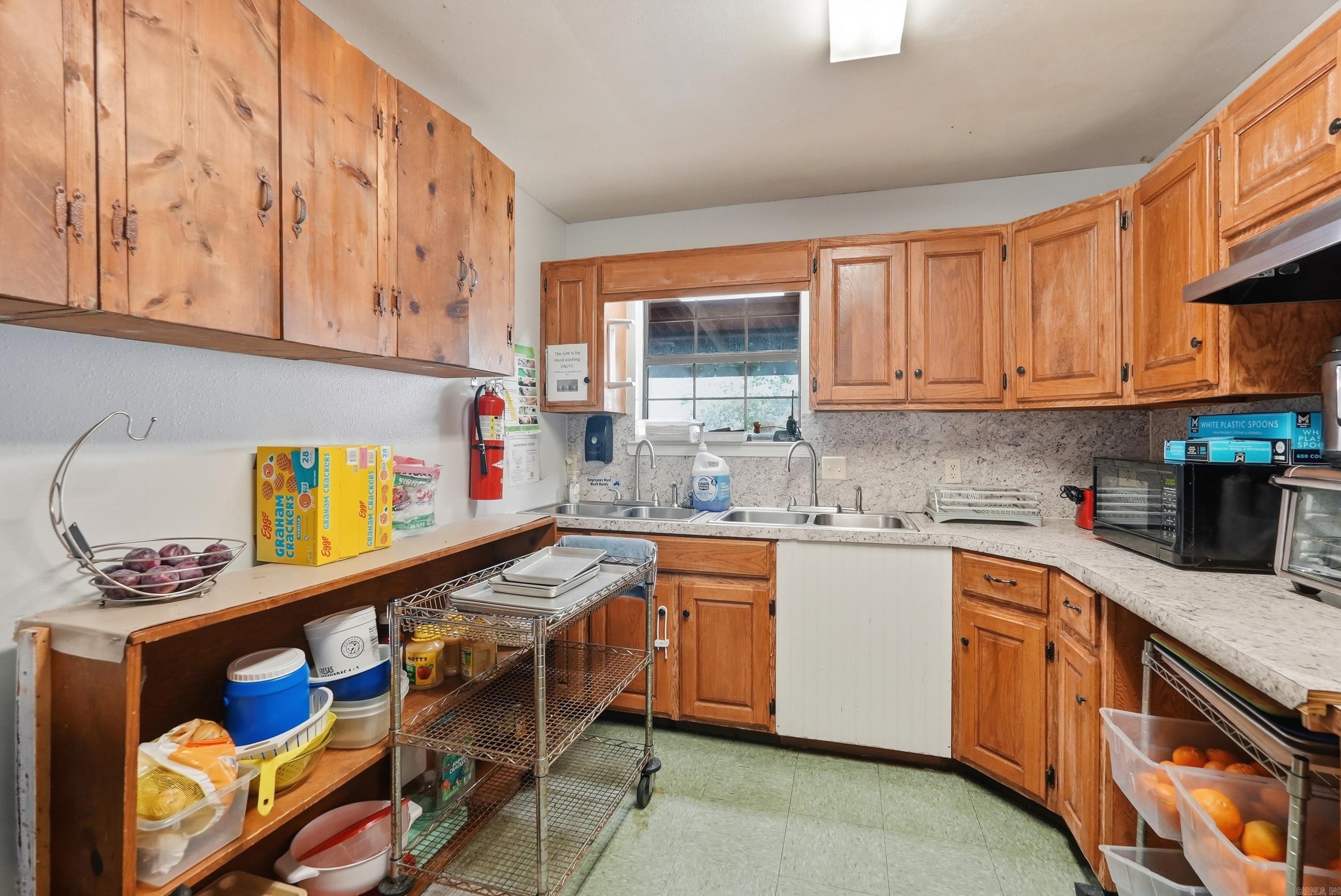2425 Tyler St Property Photo 10